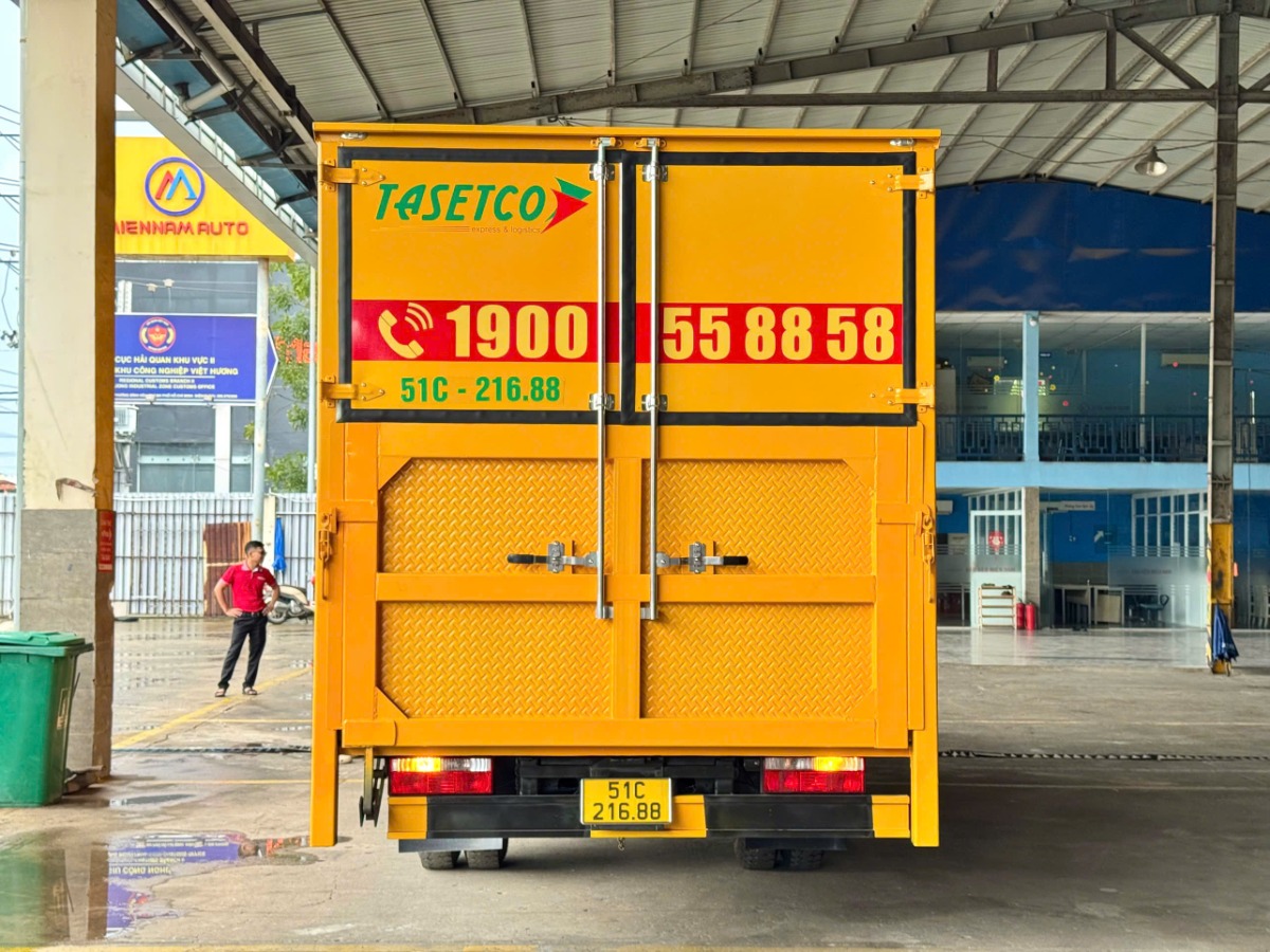 Bửng nâng hạ hàng hoá Teraco 345SL thùng kín có bửng nâng hạ 