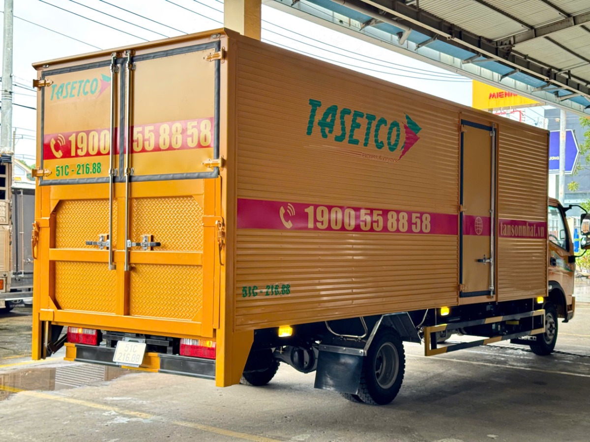 Bửng nâng hạ hàng hoá Teraco 345SL thùng kín có bửng nâng hạ 