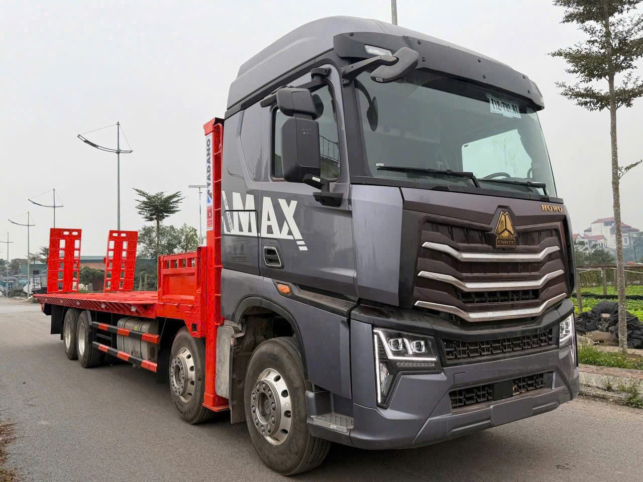 HOWO-MAX-4-chan-nang-dau-cho-xe-may-chuyen-dung-8x4-5