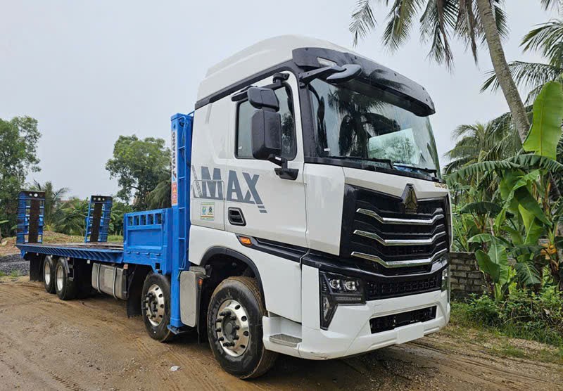 HOWO-MAX-4-chan-nang-dau-cho-xe-may-chuyen-dung-8x4-9