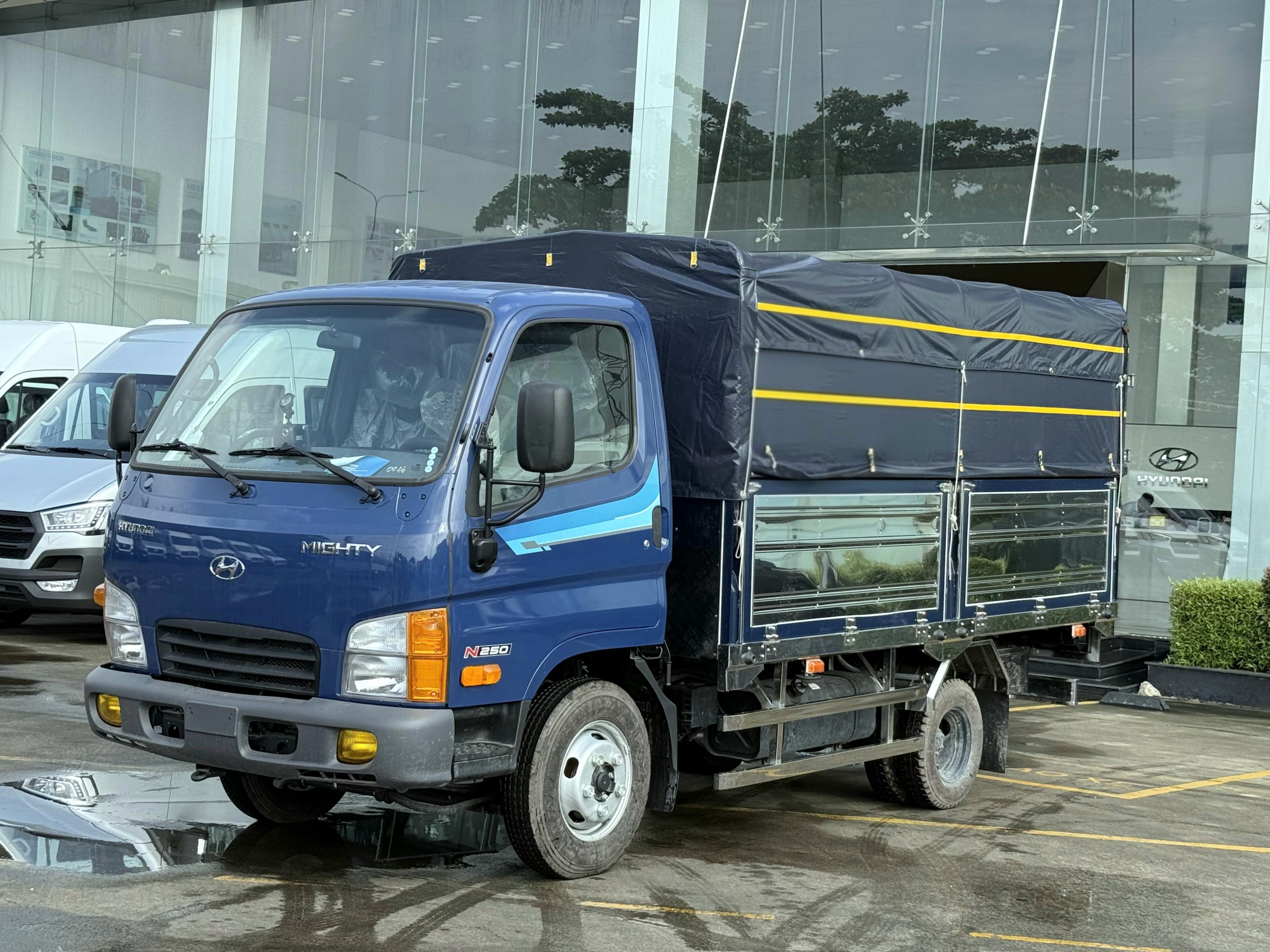 Hyundai-Mighty-N250-2026-thung-mui-bat-tai-2.49-tan-1