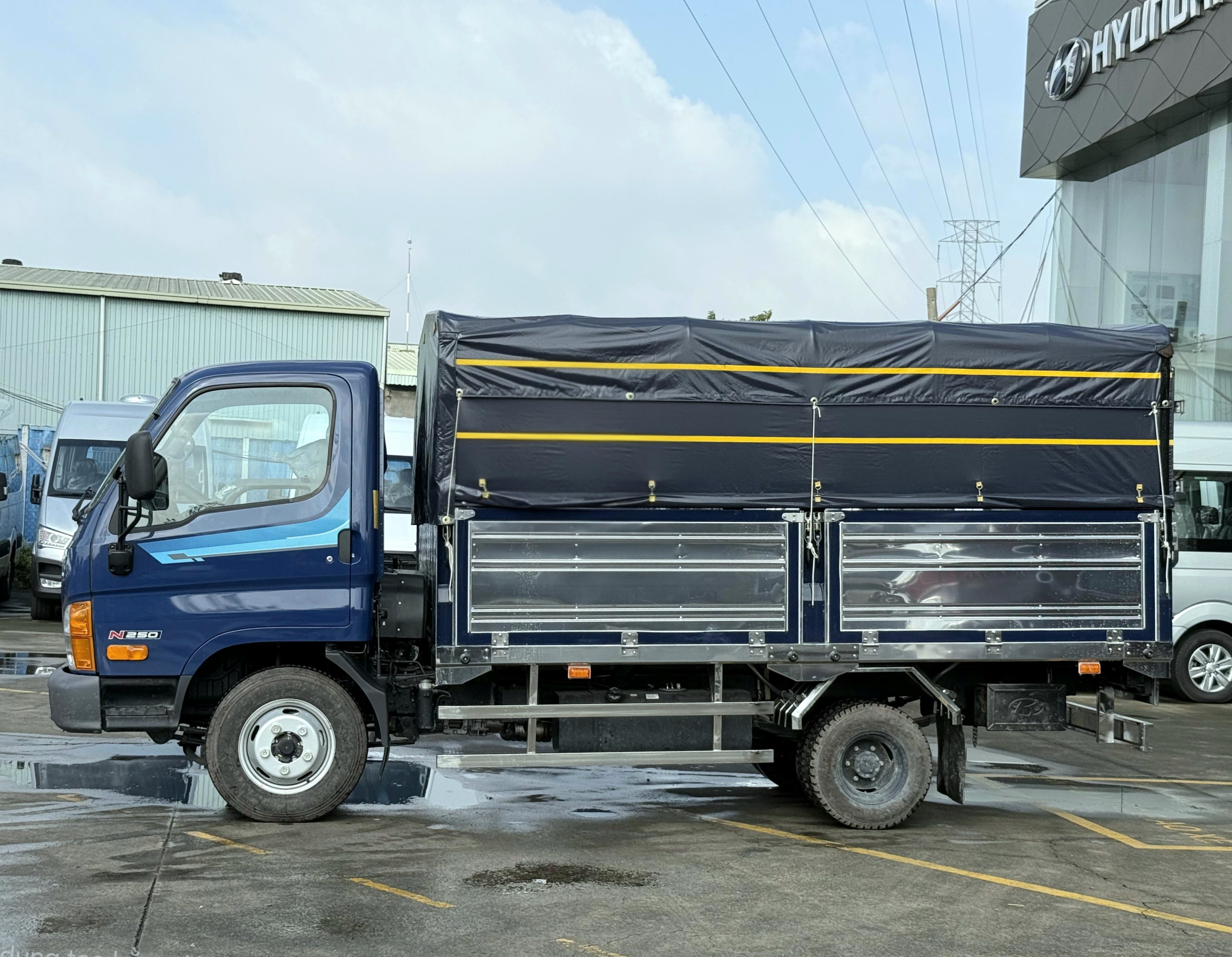 Hyundai-Mighty-N250-2026-thung-mui-bat-tai-2.49-tan-2