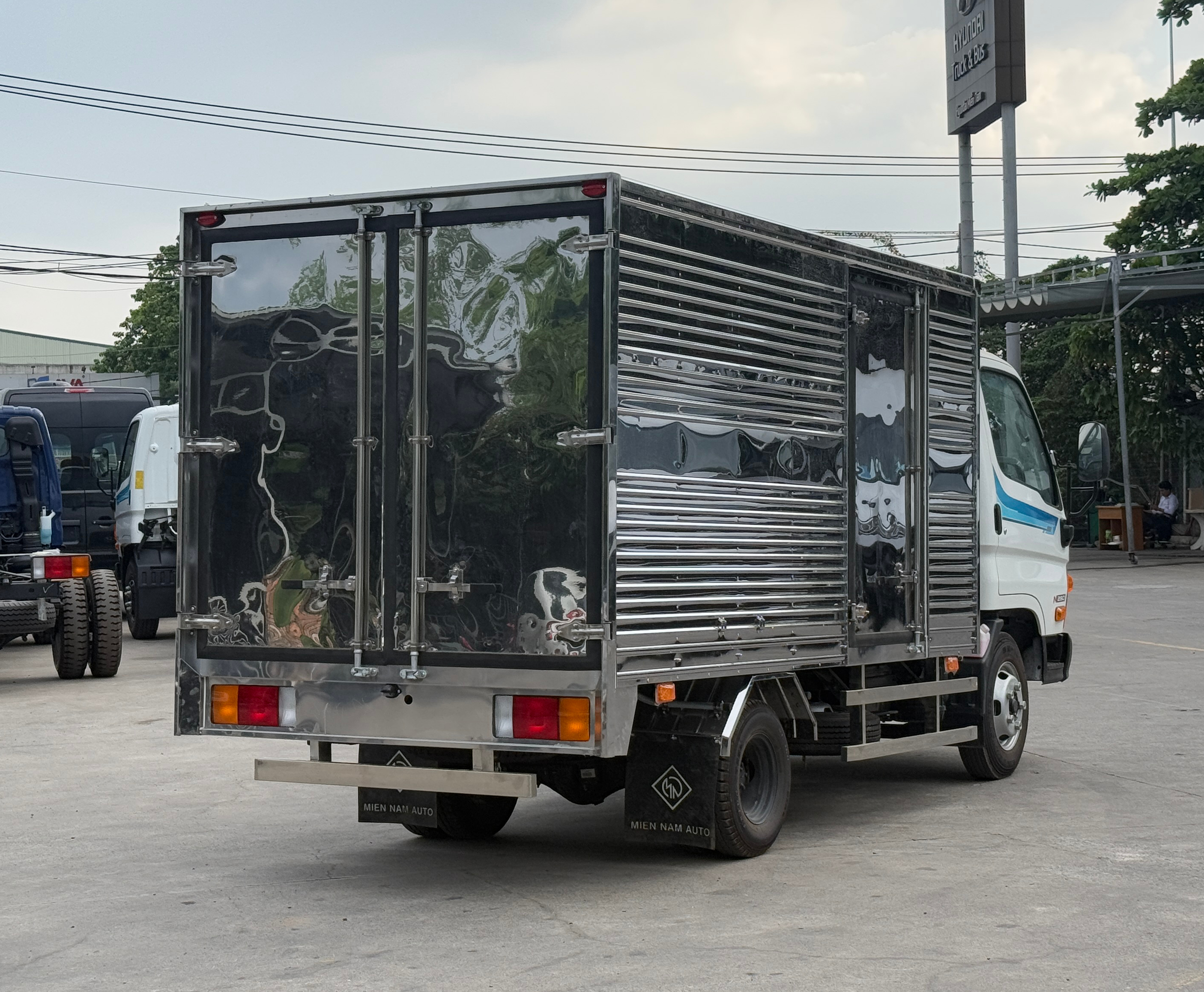Xe-tai-Hyundai-Mighty-N250-thung-kin-tai-trong-249-tan-1