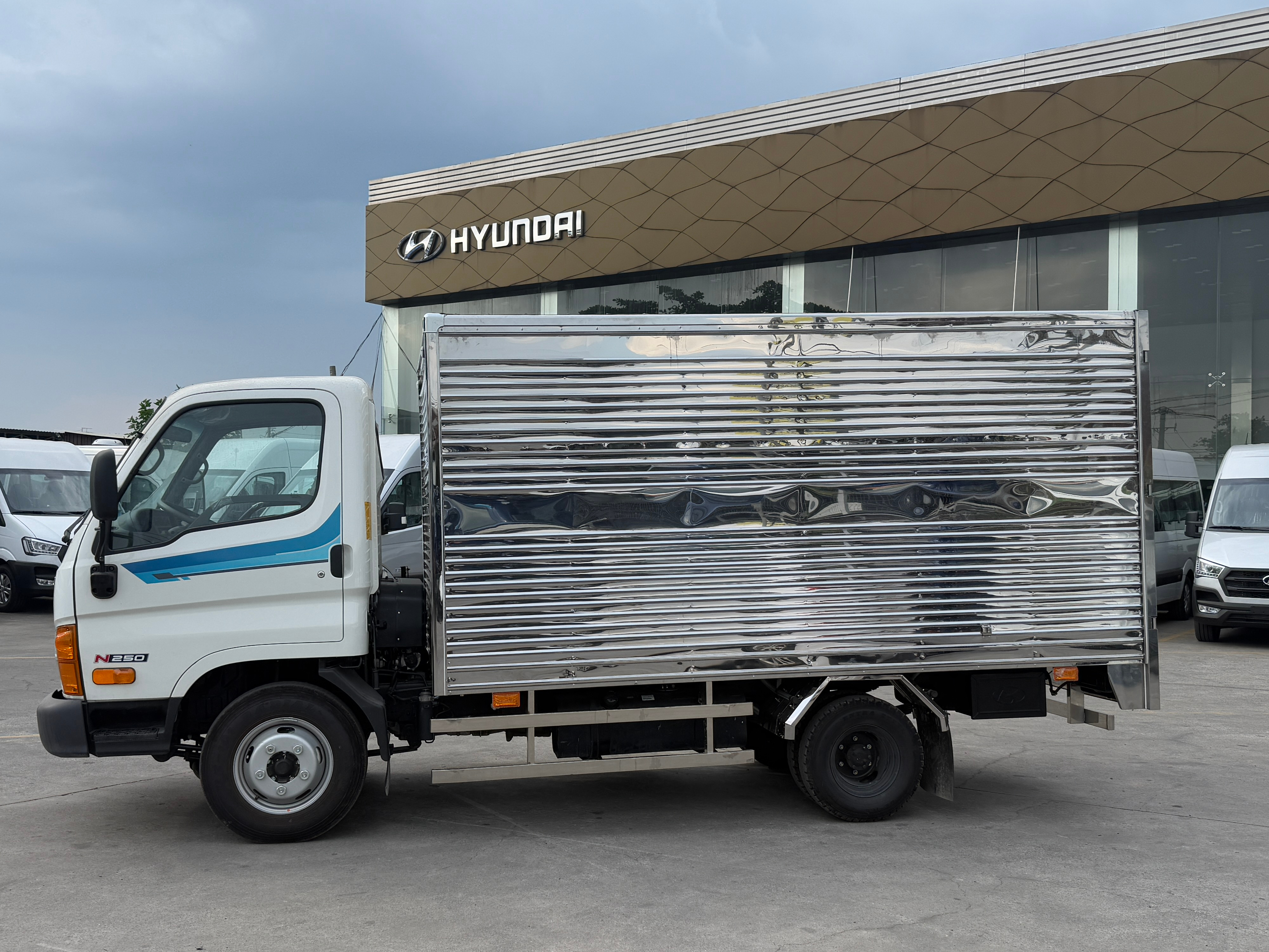 Xe-tai-Hyundai-Mighty-N250-thung-kin-tai-trong-249-tan-2