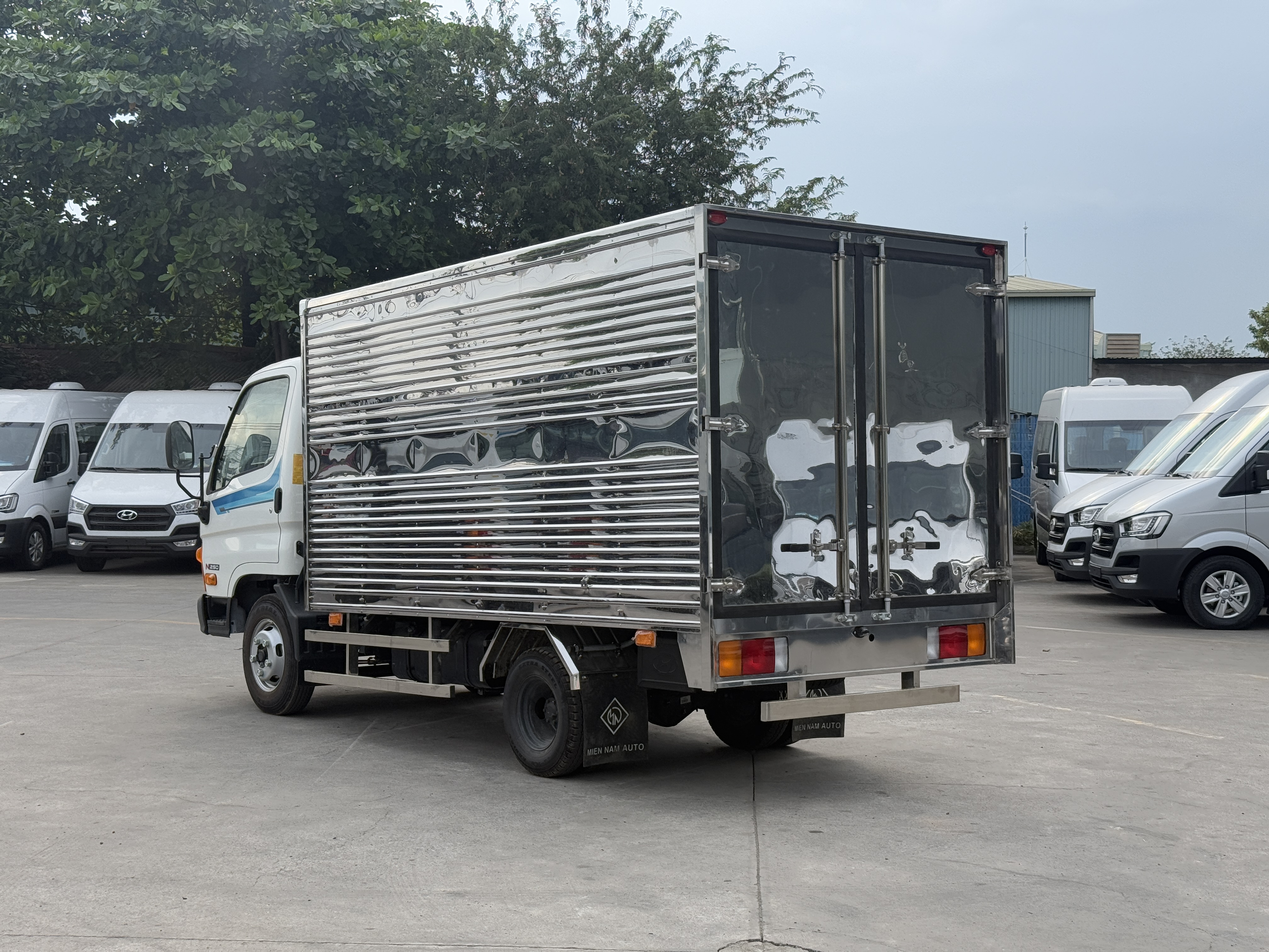 Xe-tai-Hyundai-Mighty-N250-thung-kin-tai-trong-249-tan-3