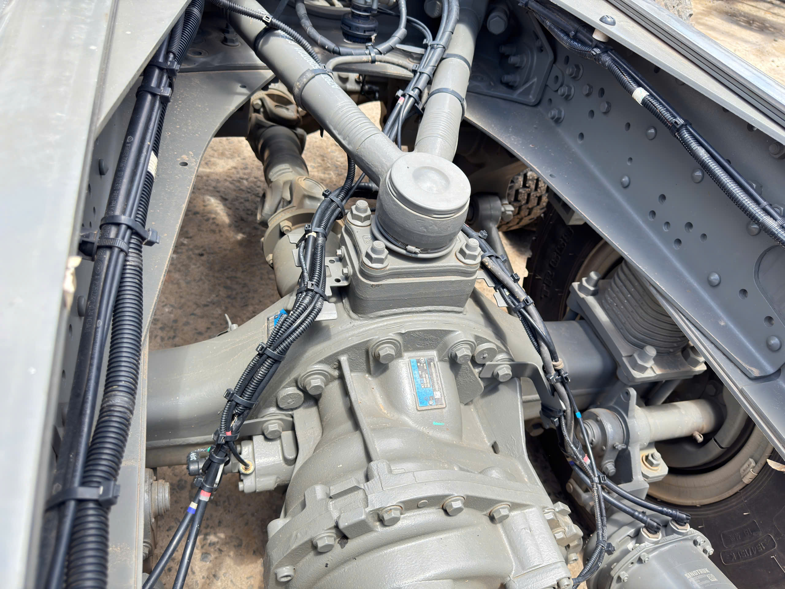 chassis-howo-3-chan-6x4-25-tan-dong-co-6870cc--13