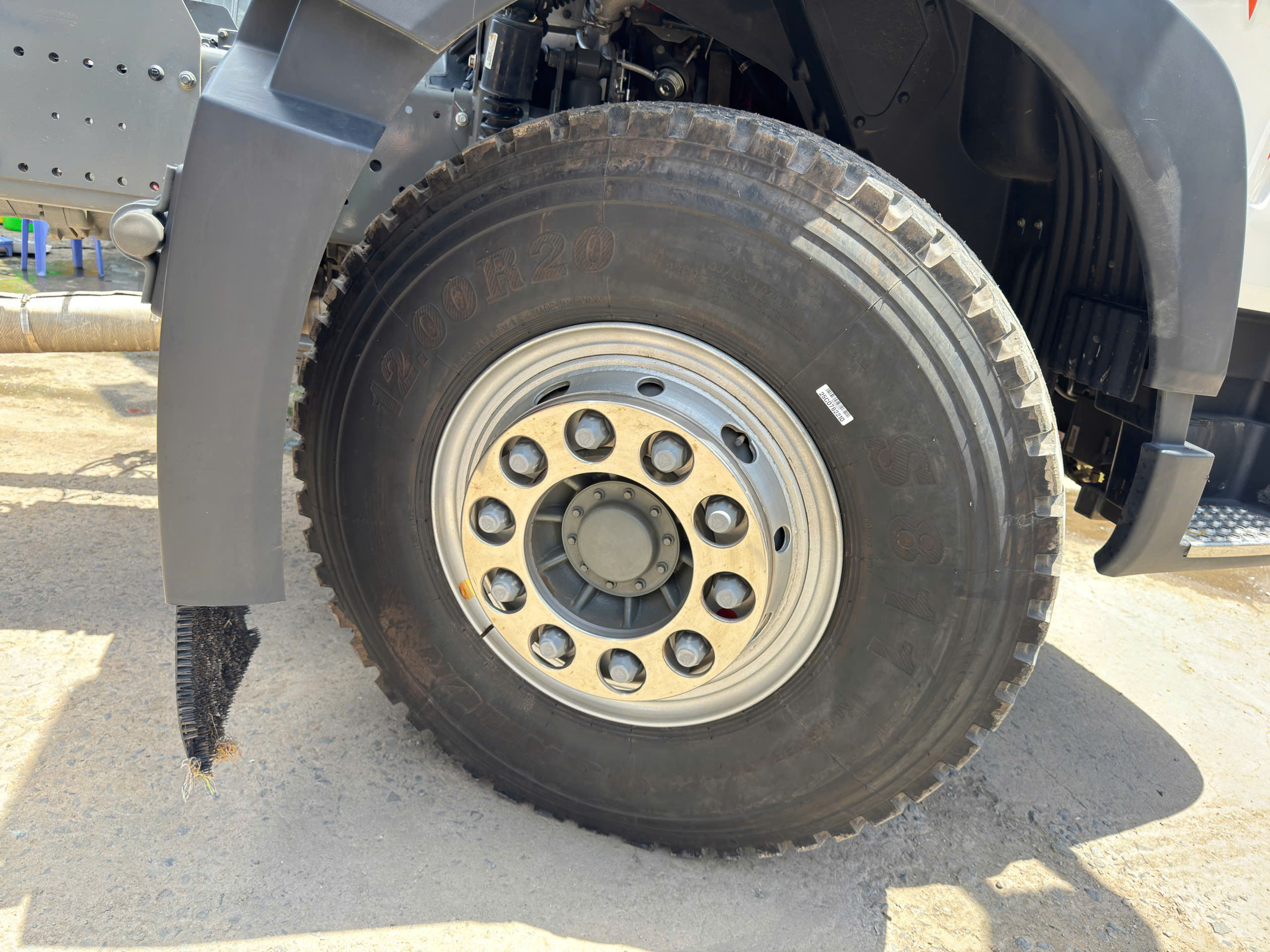 chassis-howo-3-chan-6x4-25-tan-dong-co-6870cc--8