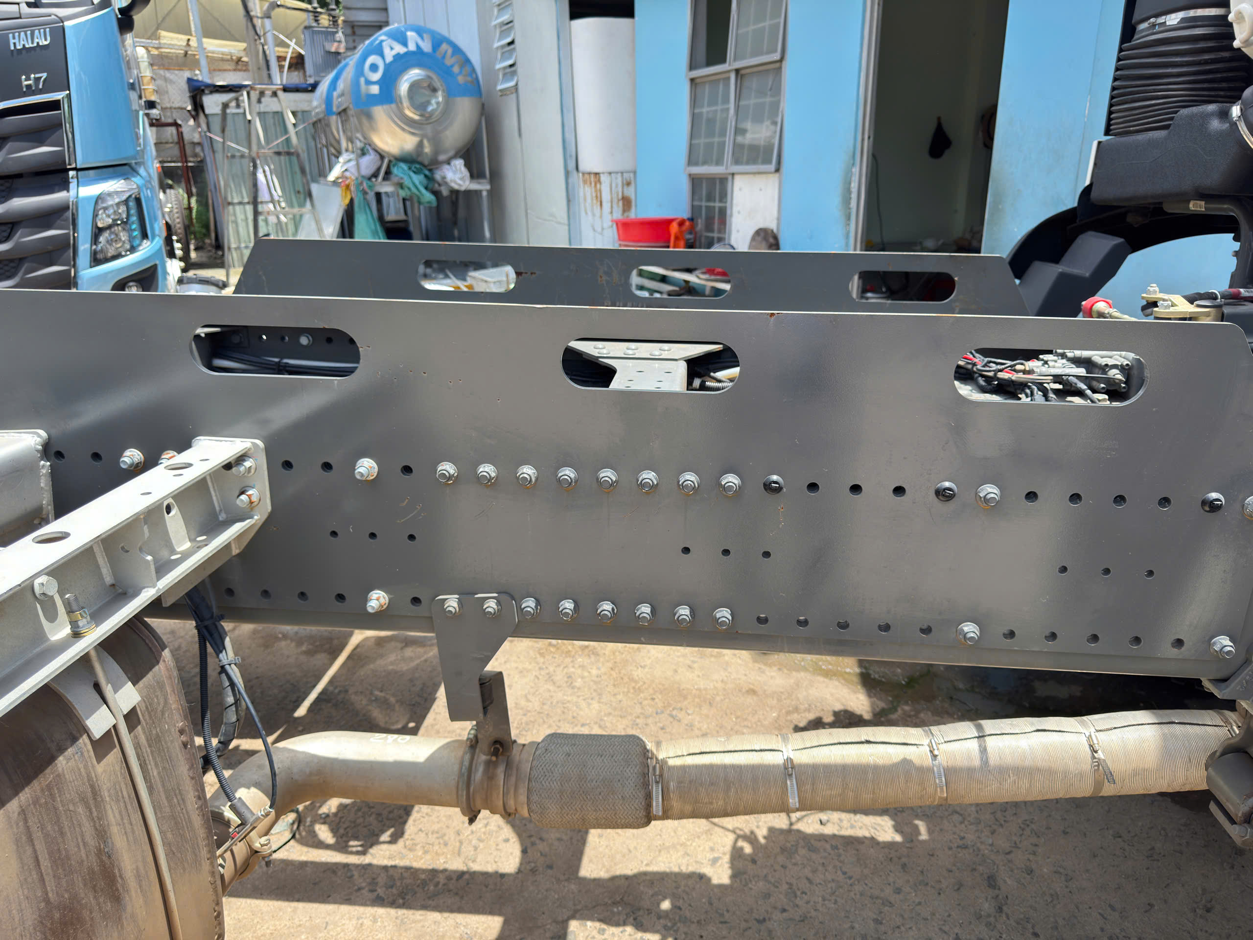 chassis-howo-3-chan-6x4-25-tan-dong-co-6870cc--9