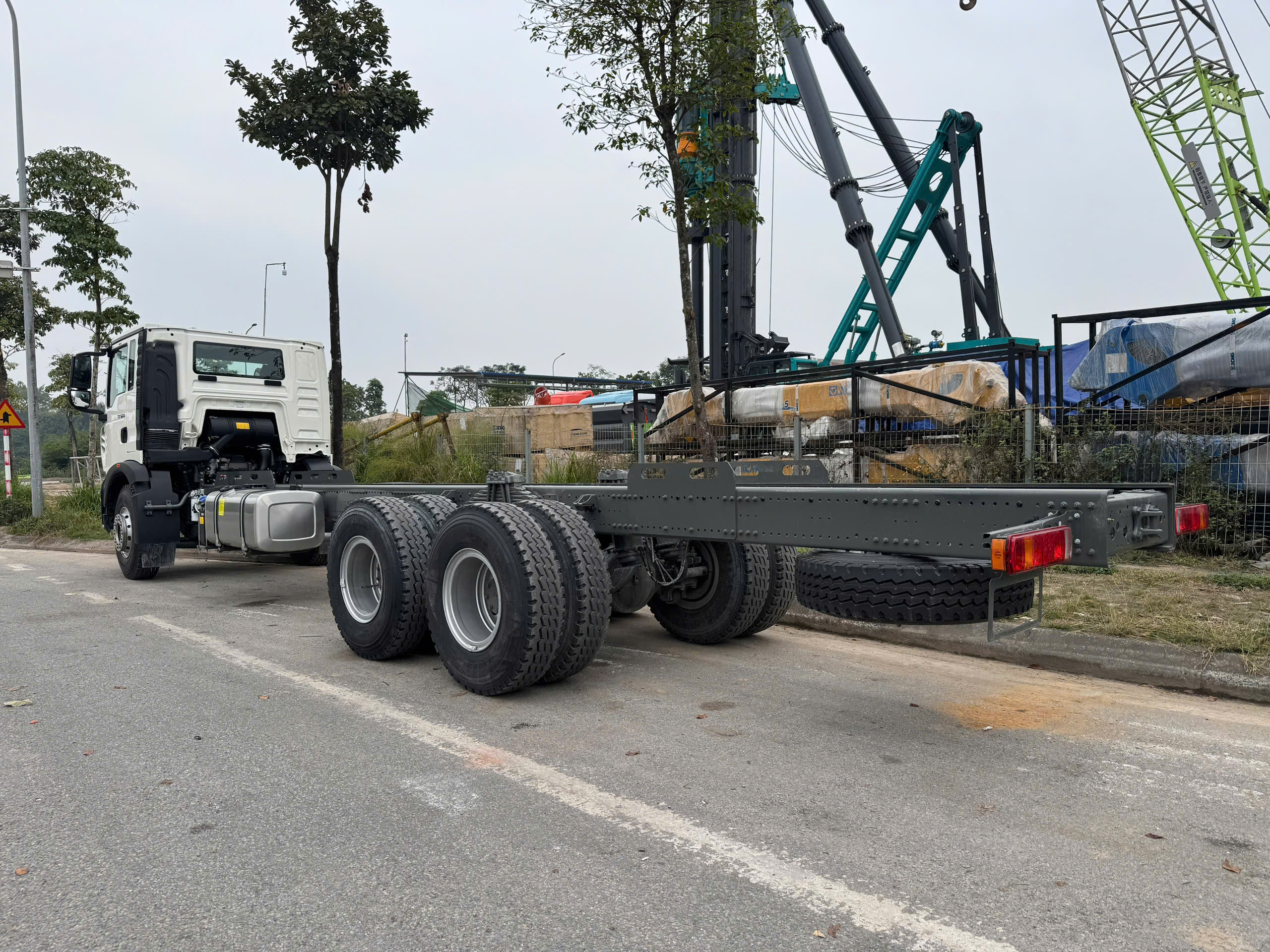 chassis-howo-3-chan-6x4-25-tan-dong-co-6870cc-2