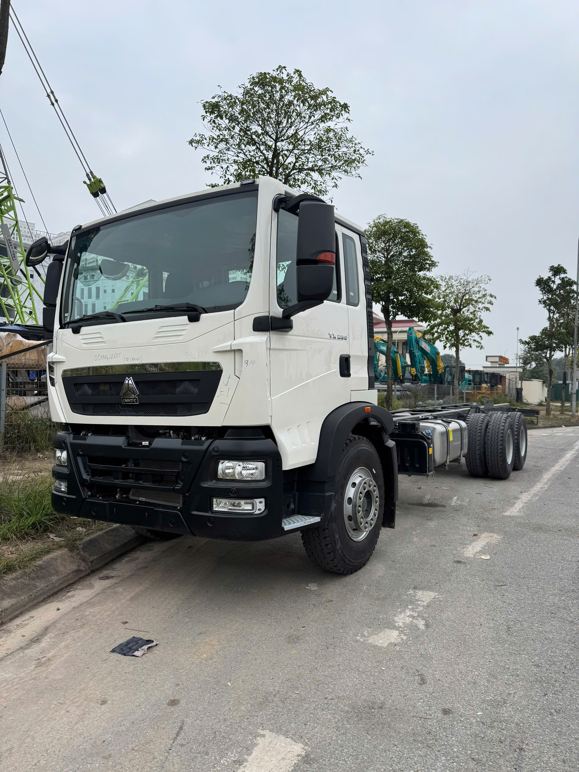 chassis-howo-3-chan-6x4-25-tan-dong-co-6870cc-5
