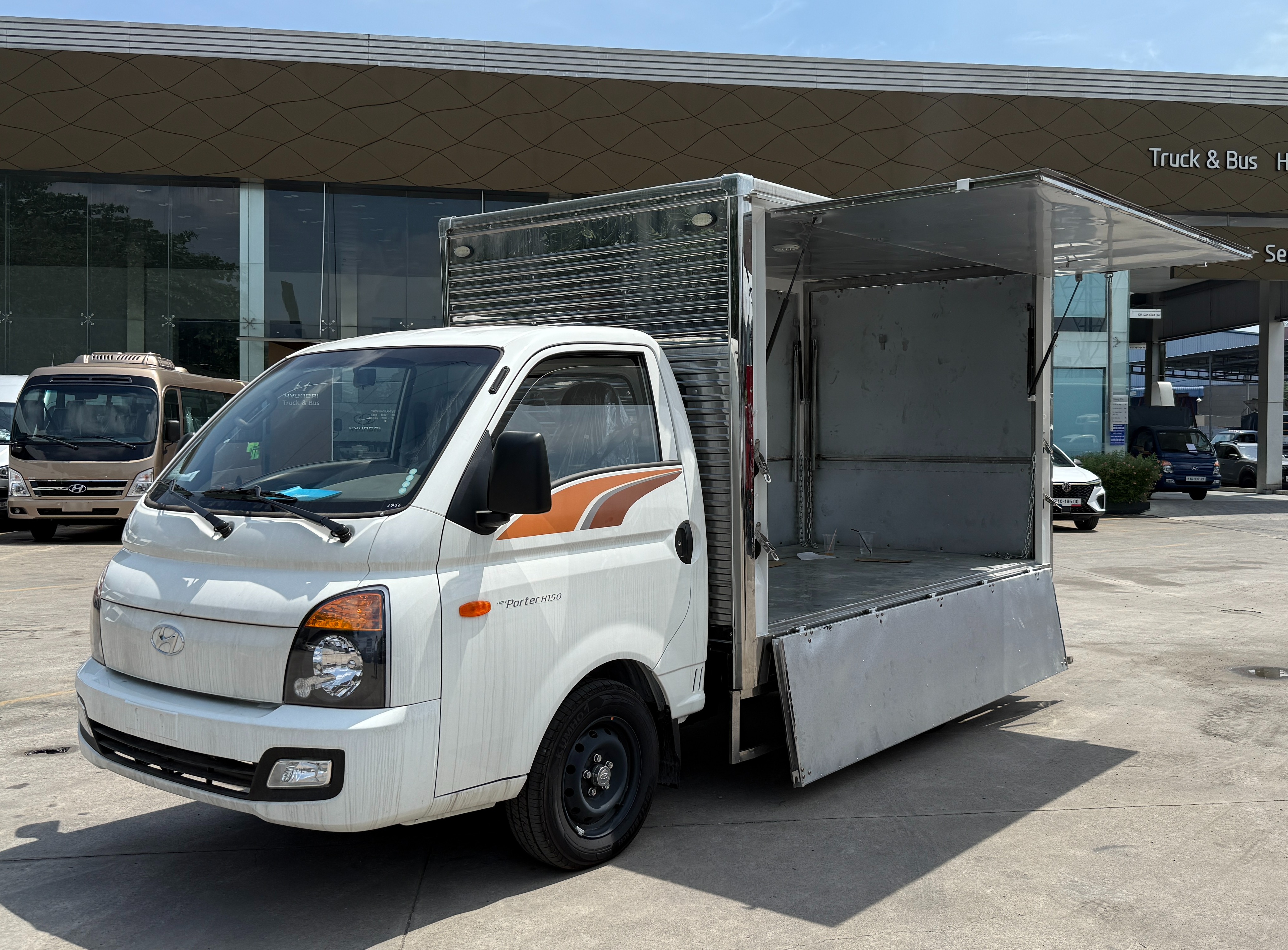 xe-tai-hyundai-h150-thung-mo-canh-doi-9