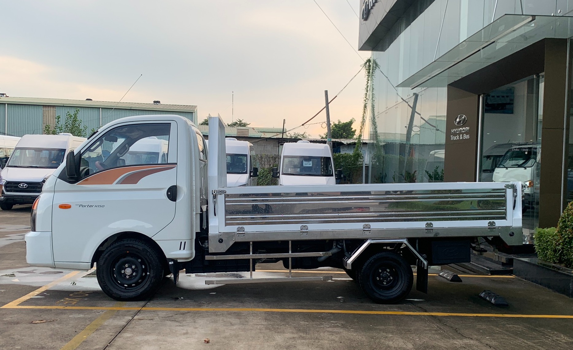 xe-tai-hyundai-h150-thung-lung-9