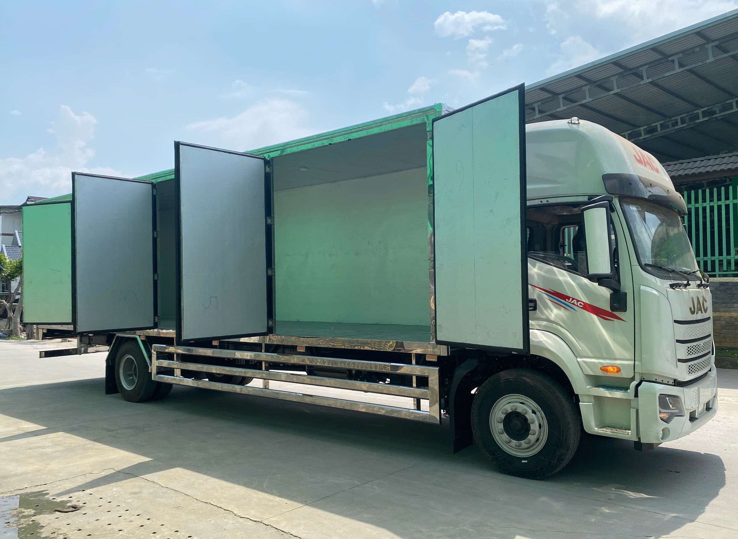 xe-tai-jac-dawos-thung-kin-6-cua-hong-4