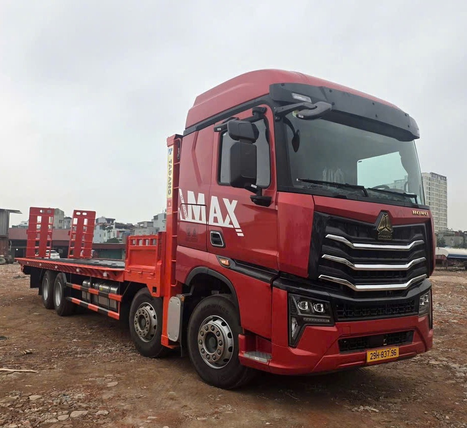 HOWO-MAX-4-chan-nang-dau-cho-xe-may-chuyen-dung-8x4-8