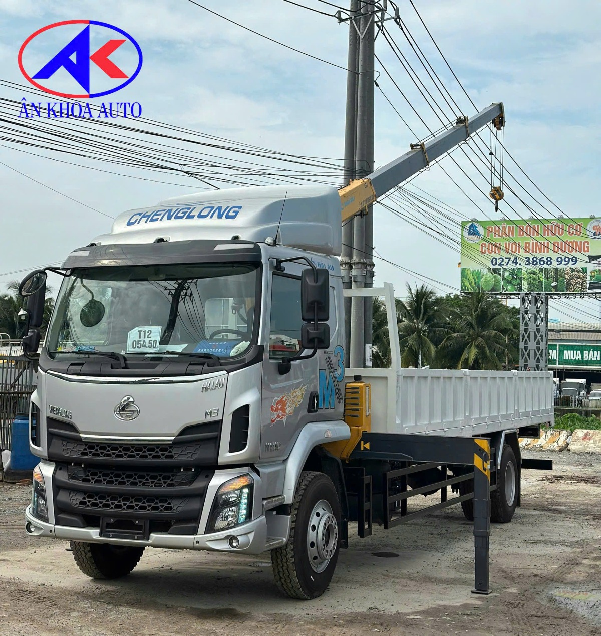 Chenglong M3 4x2 gắn cẩu XCMG 4 tấn 4 khúc
