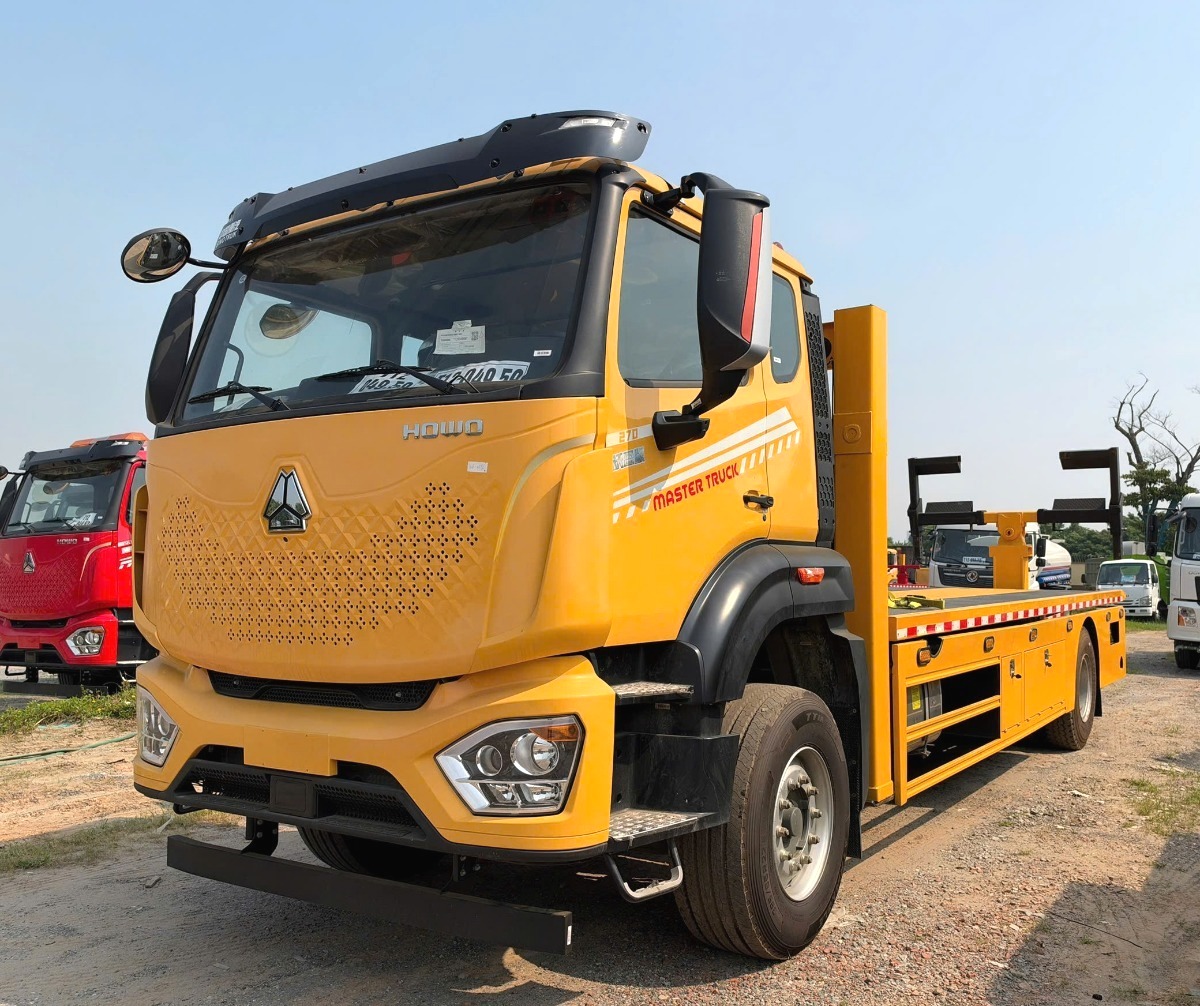 Xe cứu hộ HOWO 2 chân kéo chở xe sàn trượt