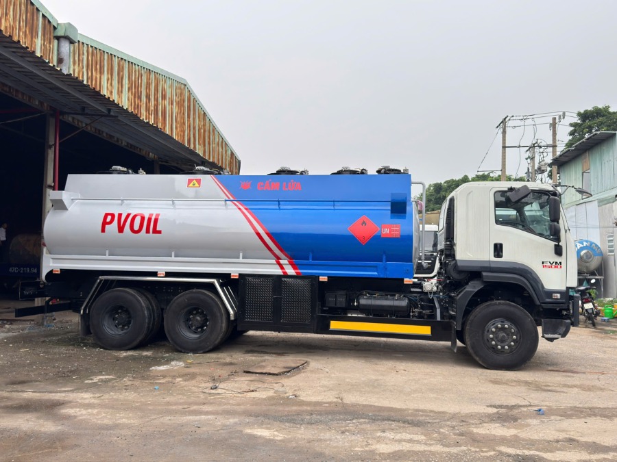 Sàn thao tác và cầu thang lên bồn Xe bồn xăng dầu Isuzu FVM 20 khối 5 ngăn   