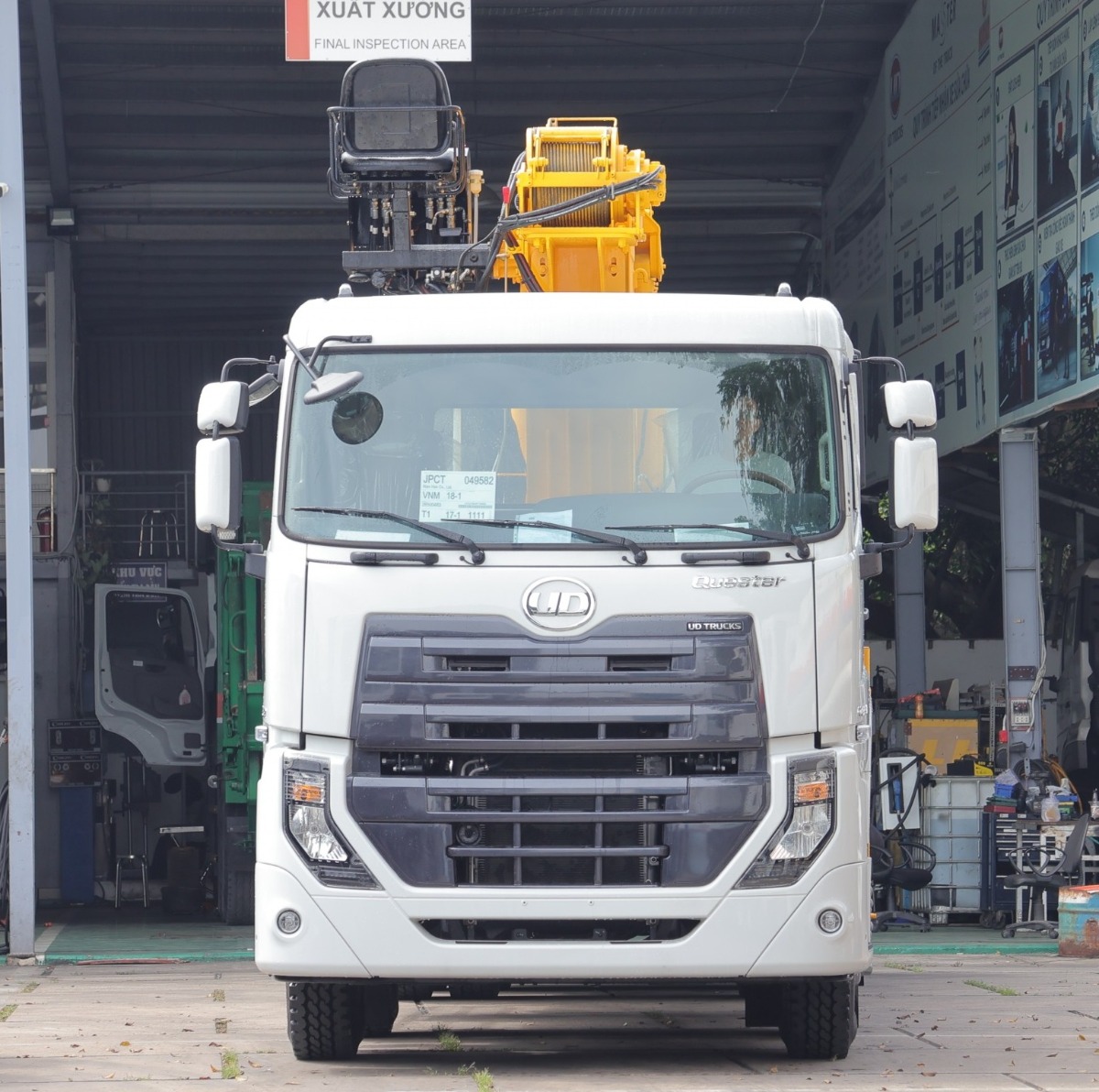 Xe UD Trucks Quester CGE 350 8x4 Gắn Cẩu Soosan SCS1516S 15 Tấn
