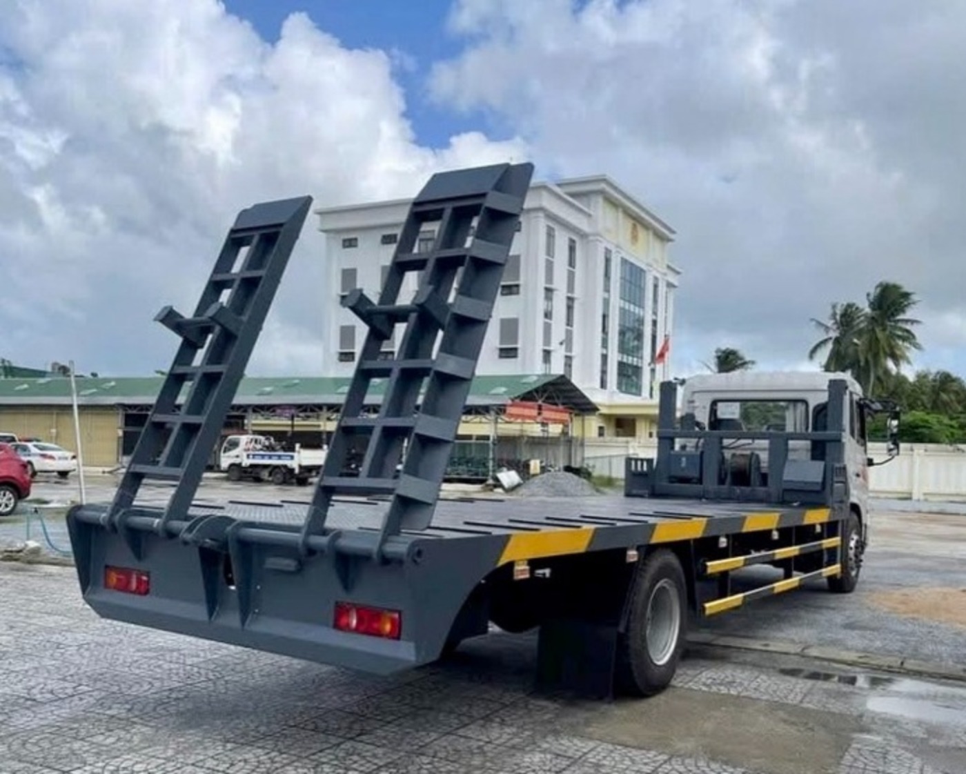 Xe-Dongfeng-B180-Hoang-Huy-nang-dau-cho-may-chuyen-dung-7