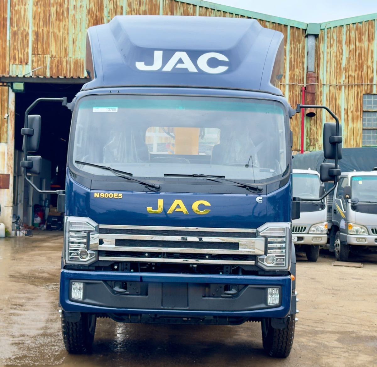 Hình ảnh Cabin Jac N900 gắn cẩu XCMG 4 tấn 5 khúc