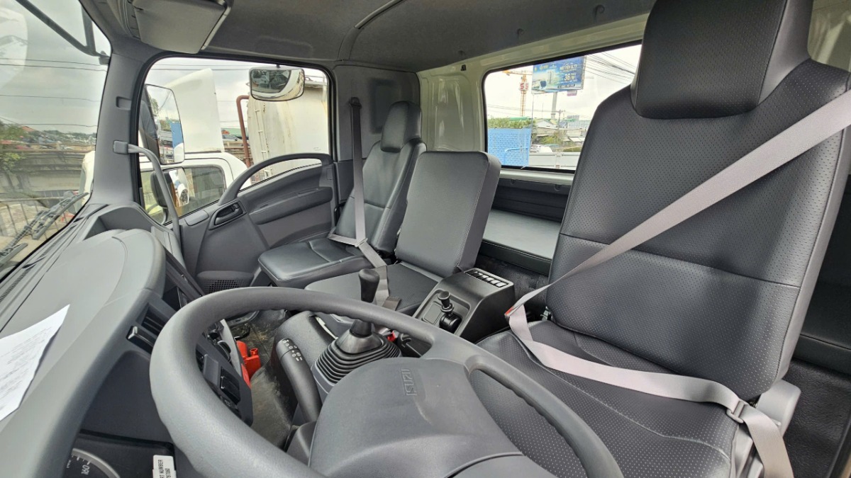 Chassi xe Isuzu FVR gắn cẩu XCMG 5 tấn 5 khúc 