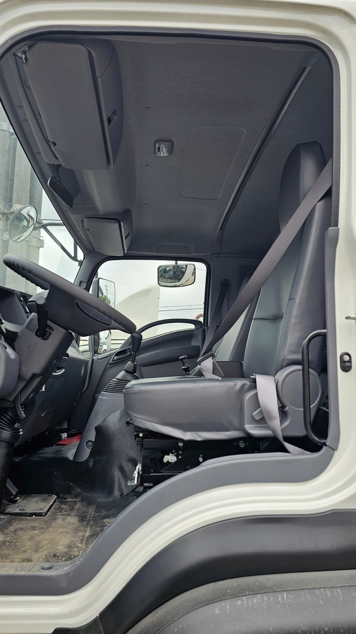 Chassi xe Isuzu FVR gắn cẩu XCMG 5 tấn 5 khúc 