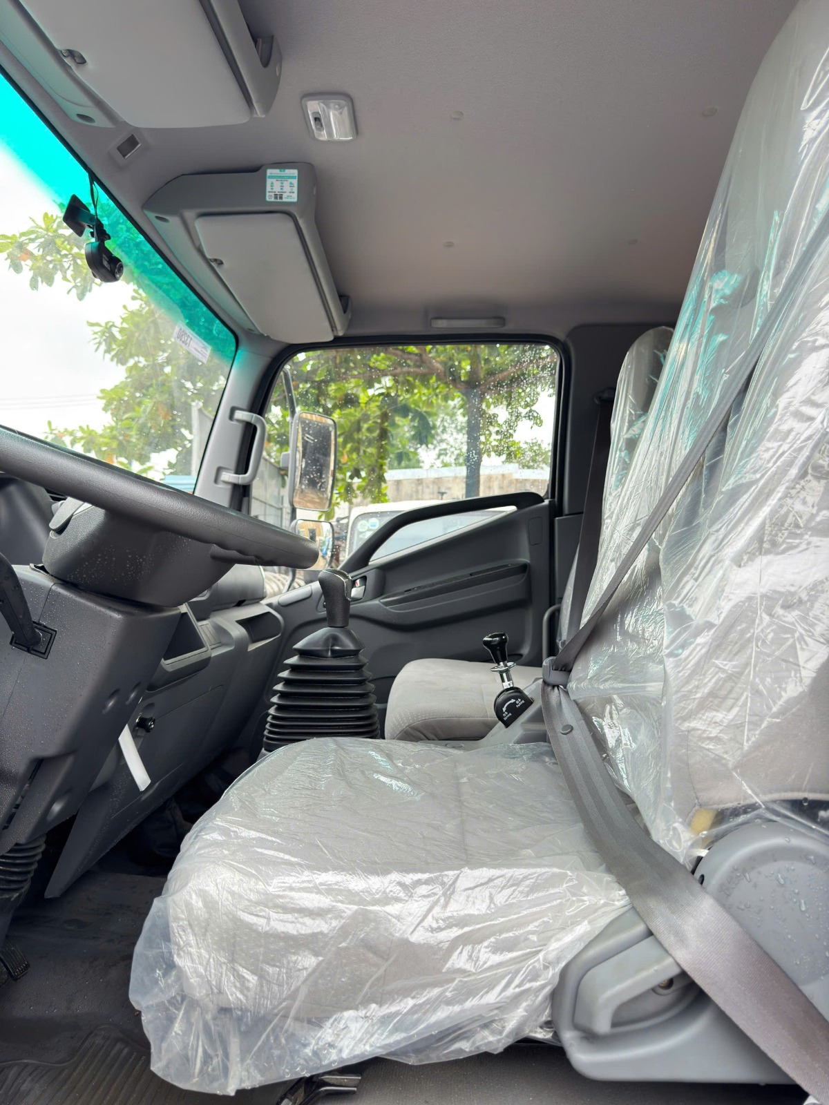 Bên trong Cabin Jac N900 gắn cẩu XCMG 4 tấn 5 khúc