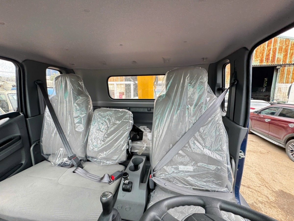 Bên trong Cabin Jac N900 gắn cẩu XCMG 4 tấn 5 khúc