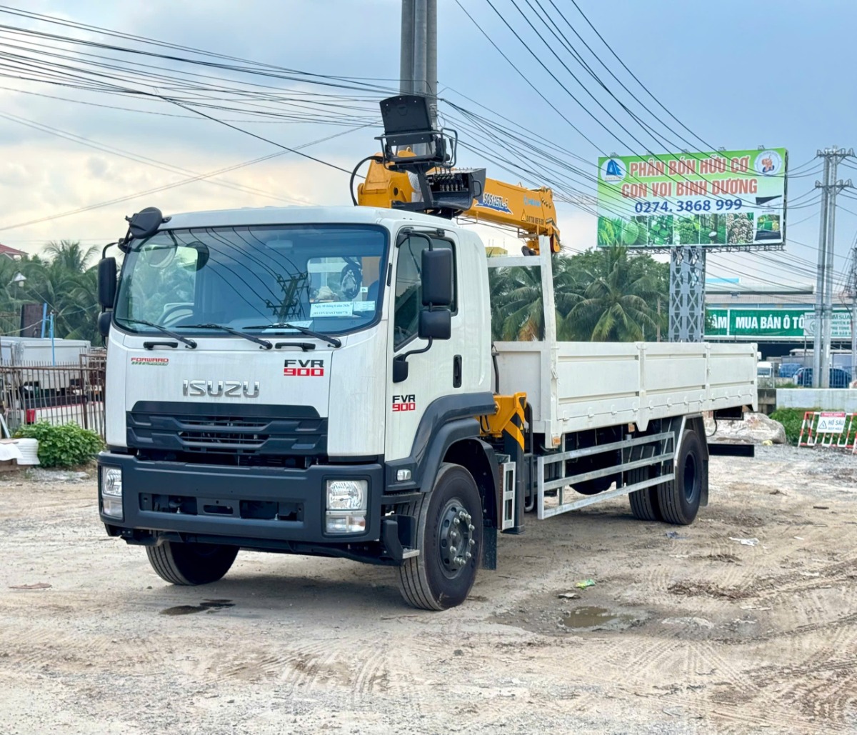 Chassi xe Isuzu FVR gắn cẩu XCMG 5 tấn 5 khúc 