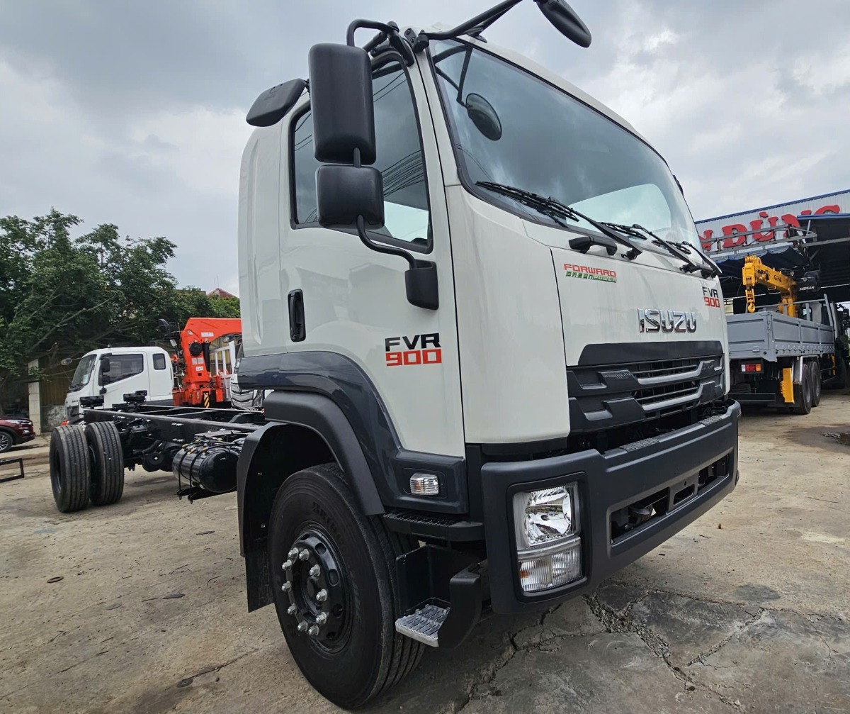 Chassi xe Isuzu FVR gắn cẩu XCMG 5 tấn 5 khúc 