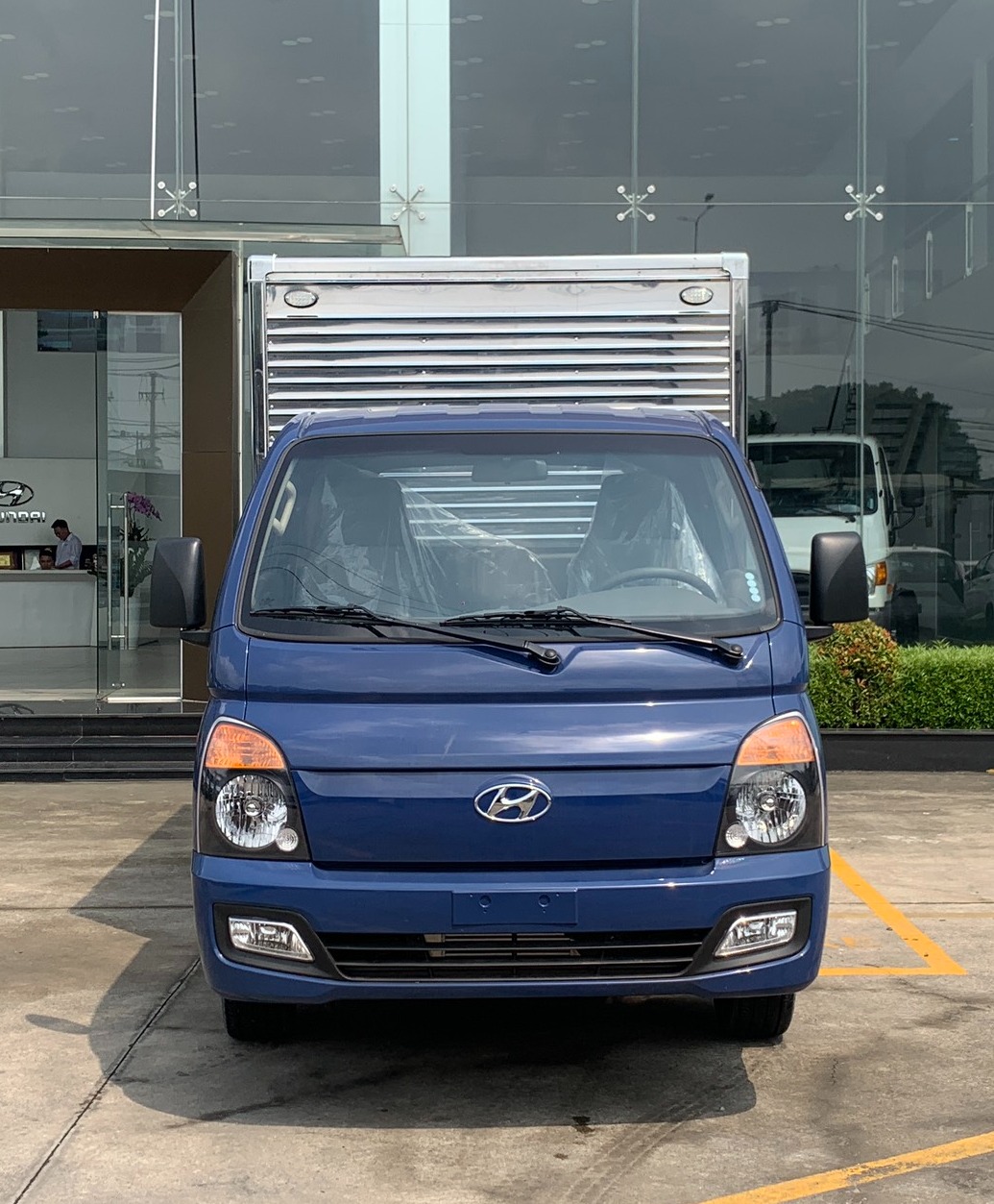 xe-tai-hyundai-h150-thung-kin-euro-5-4