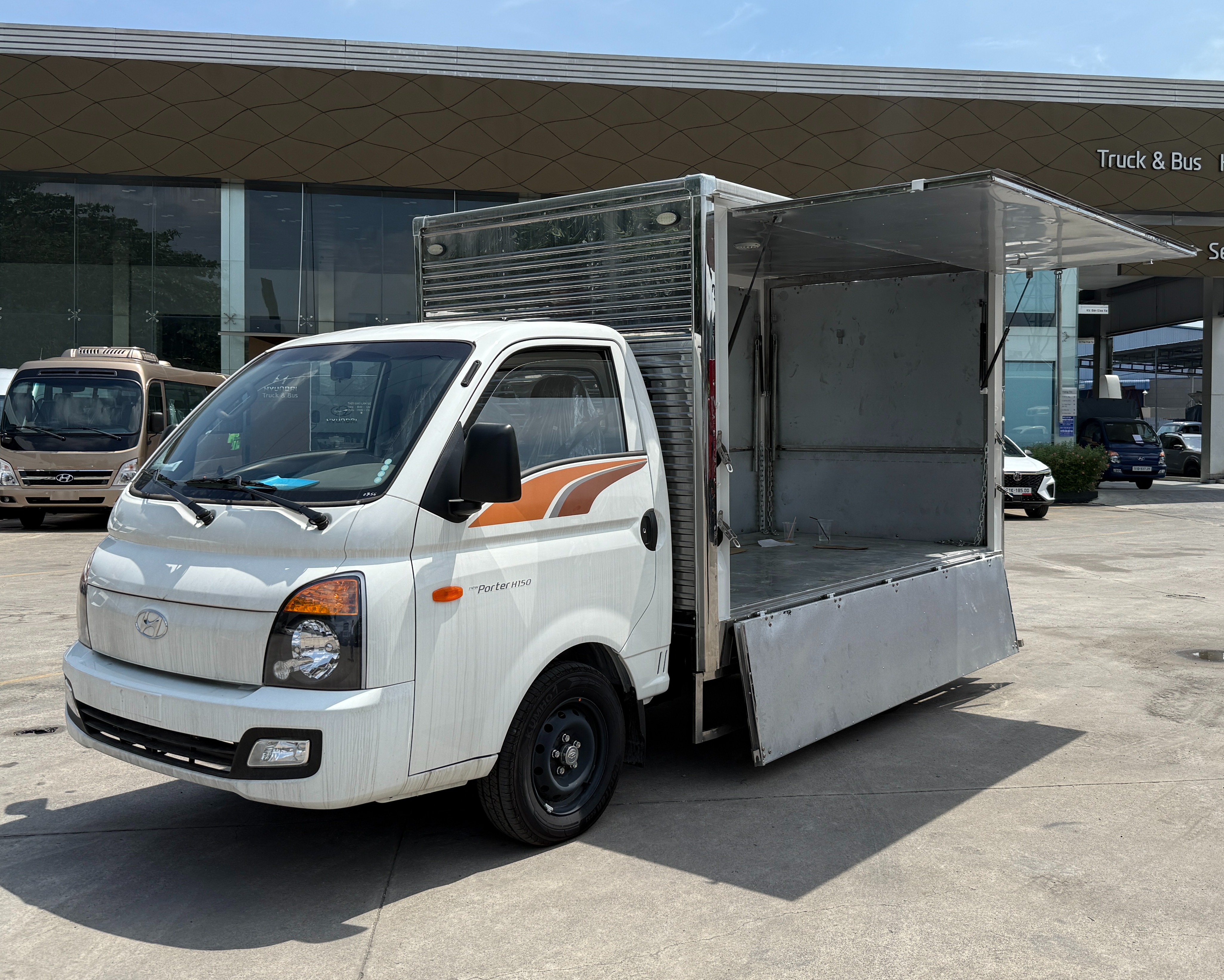 xe-tai-hyundai-h150-thung-mo-canh-doi-9