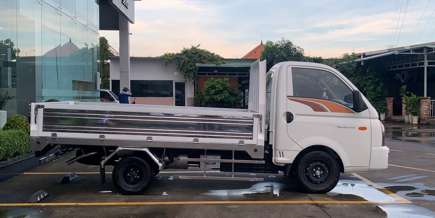 xe-tai-hyundai-h150-thung-lung-6
