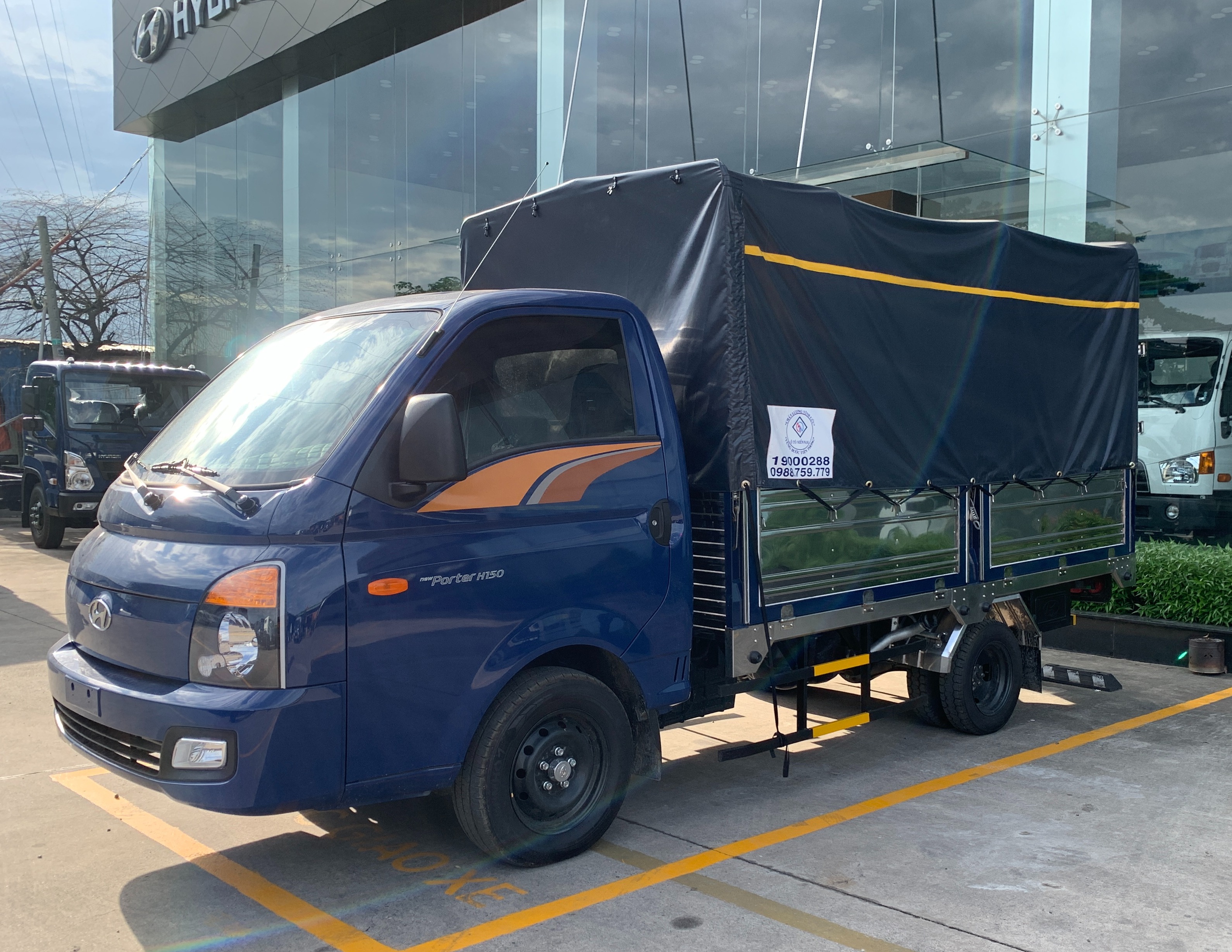 xe-tai-hyundai-h150-thung-mui-bat-14