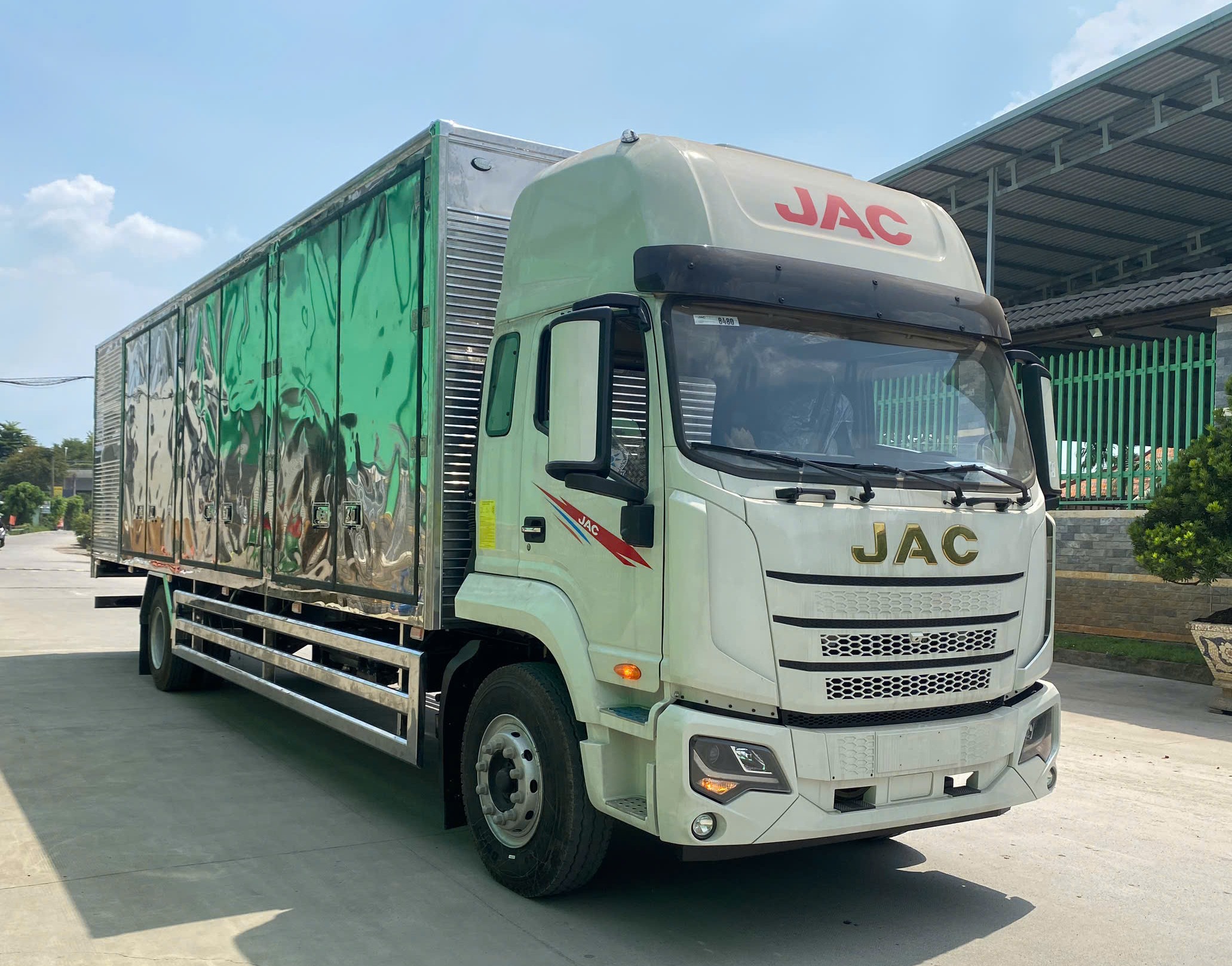 xe-tai-jac-dawos-thung-kin-6-cua-hong-9
