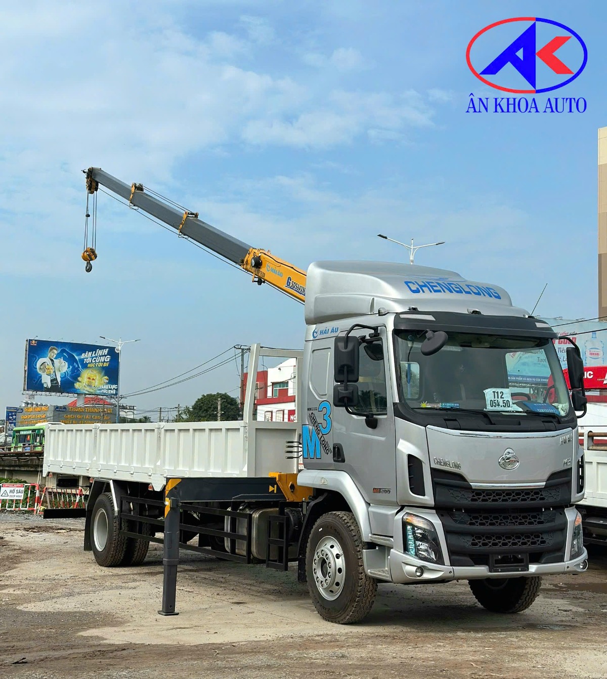 Chenglong M3 4x2 gắn cẩu XCMG 4 tấn 4 khúc