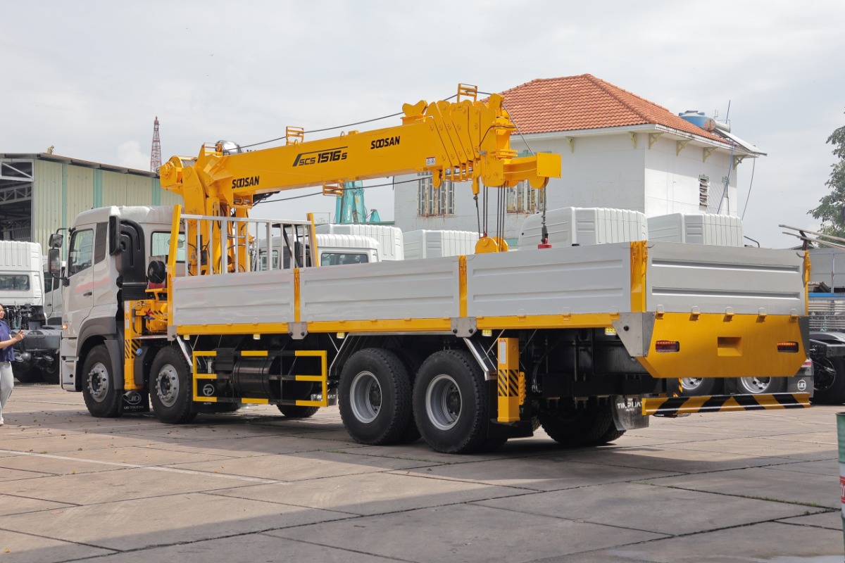 UD Trucks Quester CGE 350 8x4 gắn cẩu Soosan SCS1516S 15 tấn
