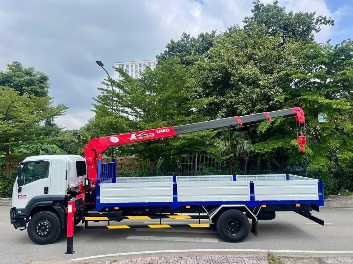 Isuzu FVR900 gắn cẩu UNIC URV554 5 tấn 4 khúc 