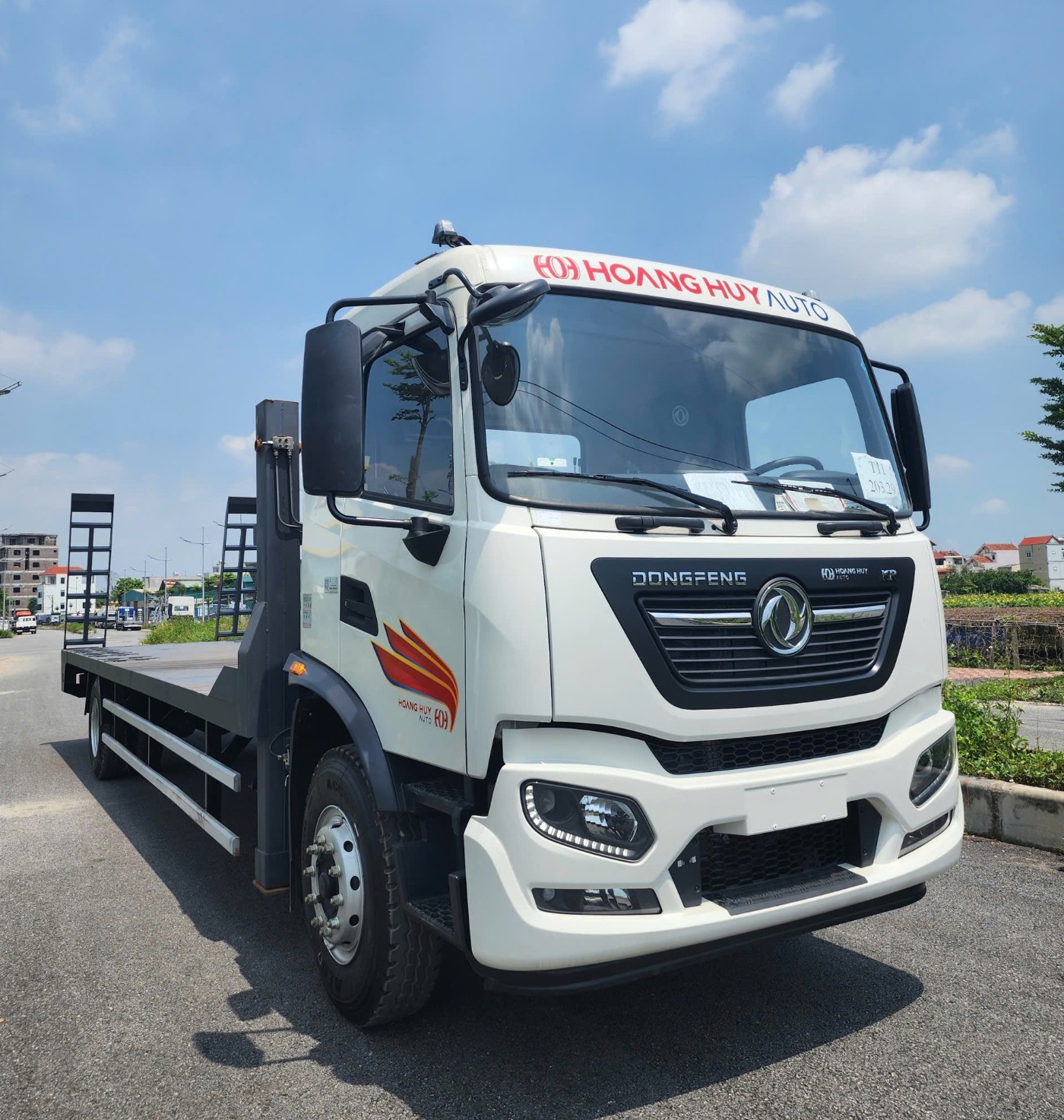Xe-Dongfeng-B180-Hoang-Huy-nang-dau-cho-may-chuyen-dung-2