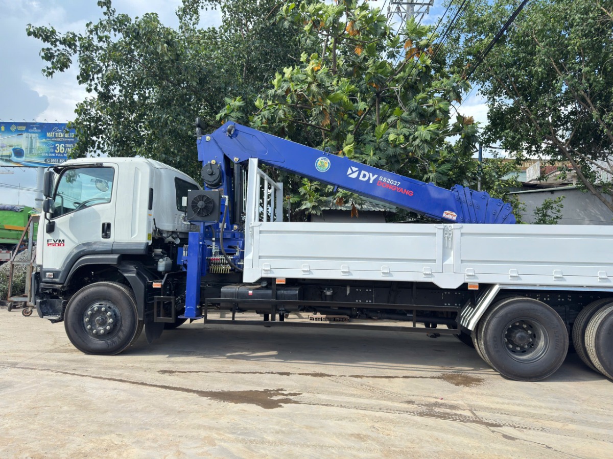 Xe-Isuzu-FVM-gan-cau-Dongyang-SS2037-8-tan-7-khuc-7