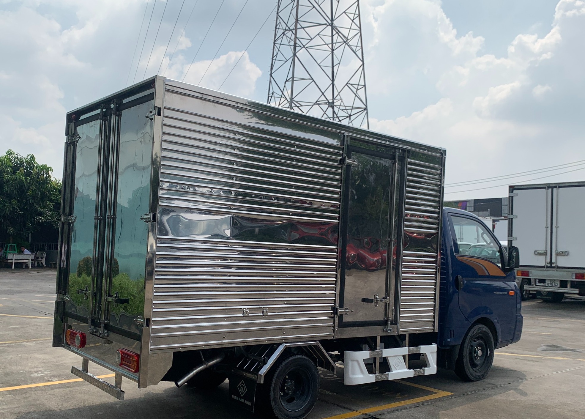 xe-tai-hyundai-h150-thung-kin-euro-5-1