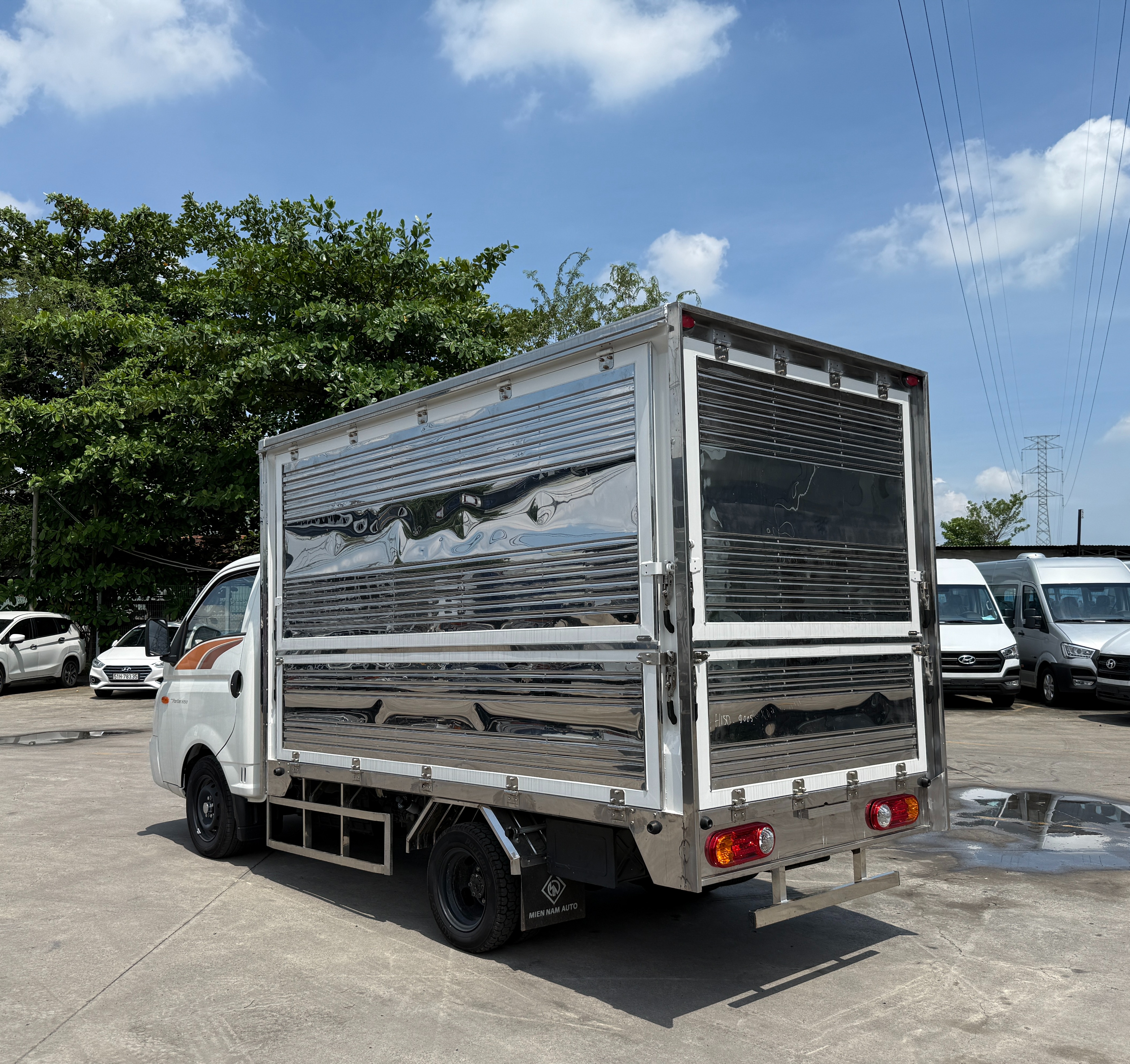 xe-tai-hyundai-h150-thung-mo-canh-doi-5