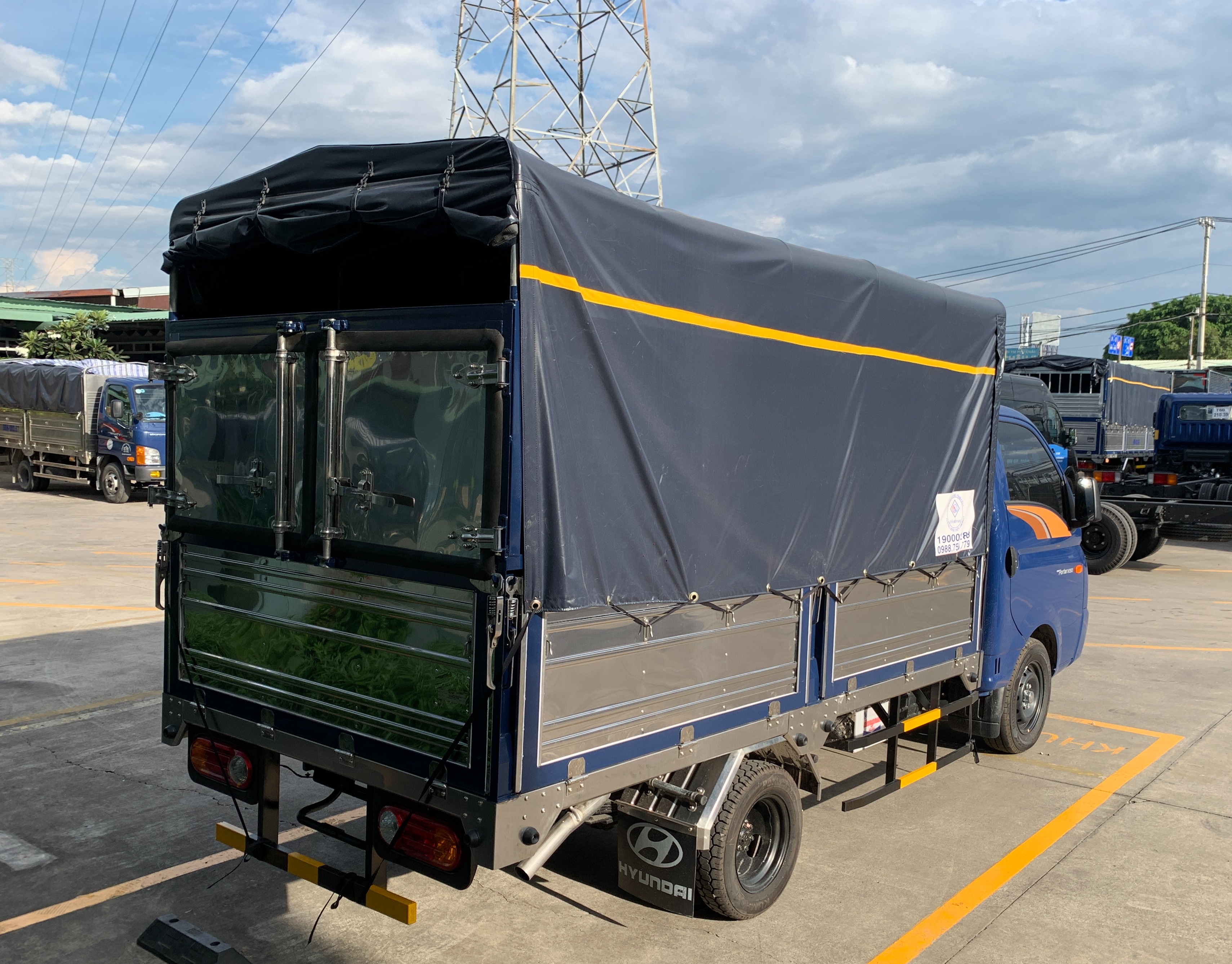 xe-tai-hyundai-h150-thung-mui-bat-18