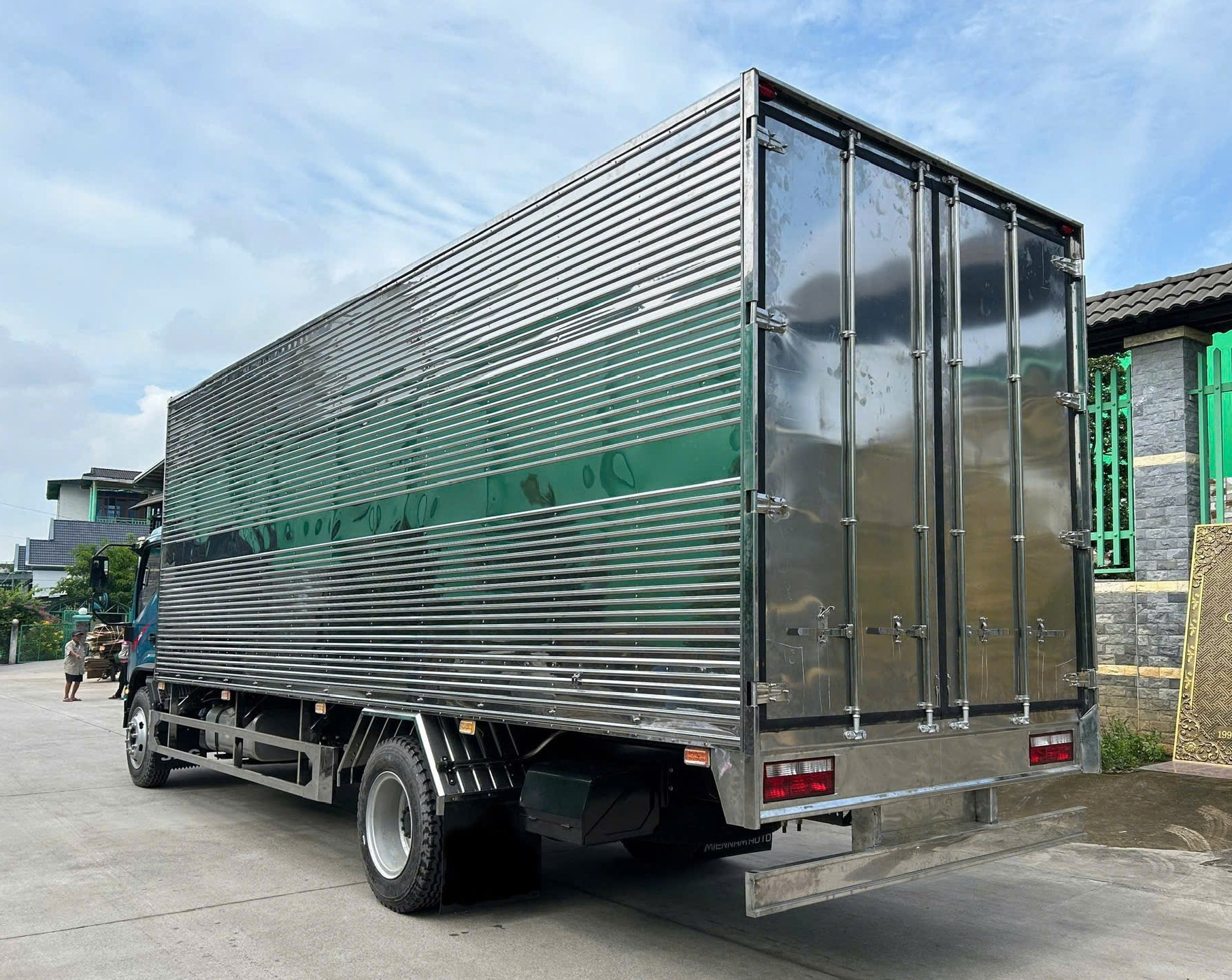 xe-tai-jac-n900-plus-thung-kin-xe-tai-8-tan-4