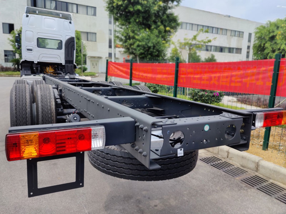 Xe bồn chở xăng dầu 18 khối Chenglong H5 3 chân