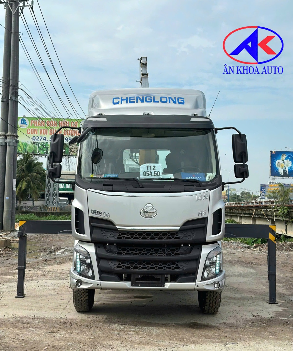 Chenglong M3 4x2 gắn cẩu XCMG 4 tấn 4 khúc