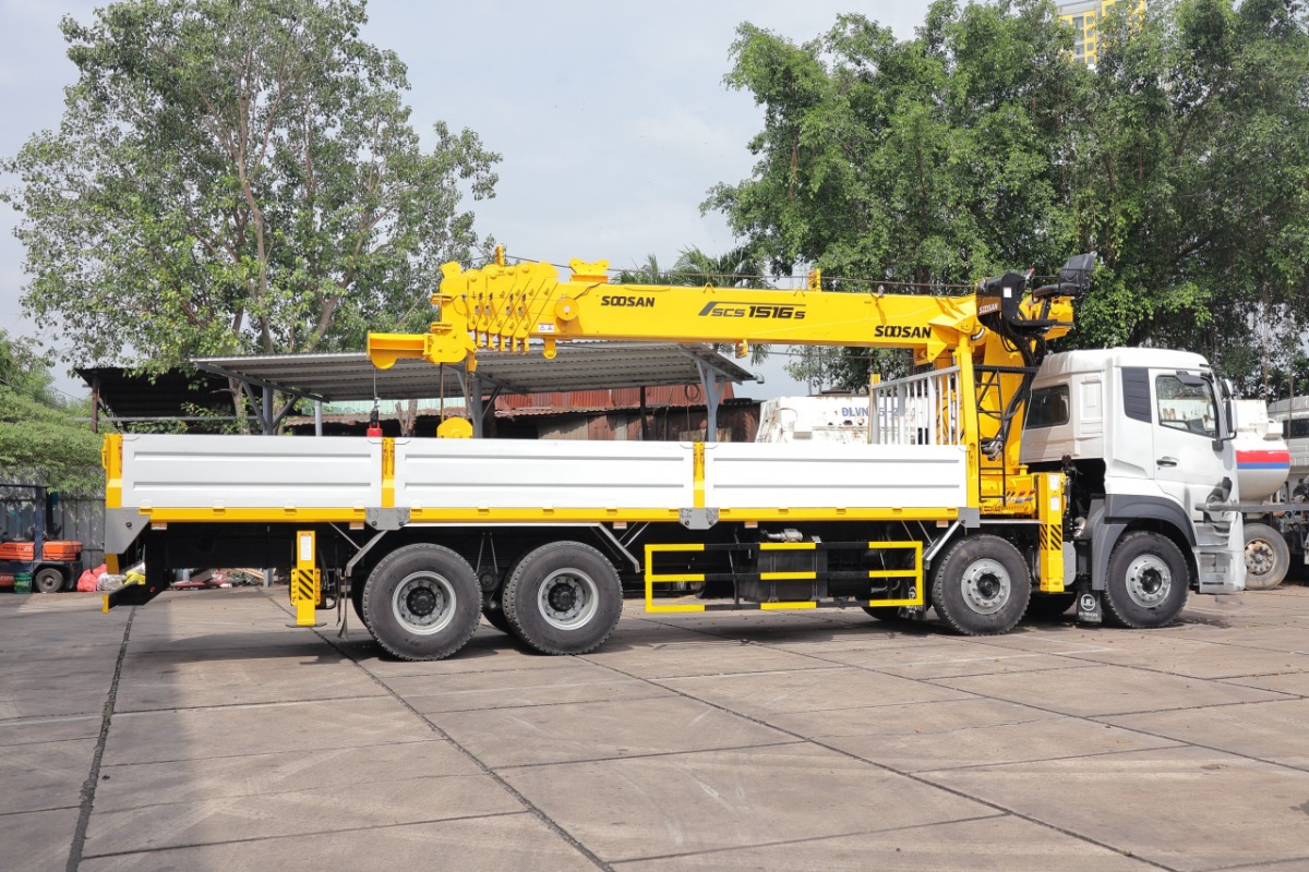 UD Trucks Quester CGE 350 8x4 gắn cẩu Soosan SCS1516S 15 tấn