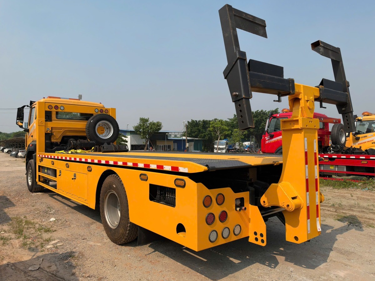 Xe cứu hộ HOWO 2 chân kéo chở xe sàn trượt