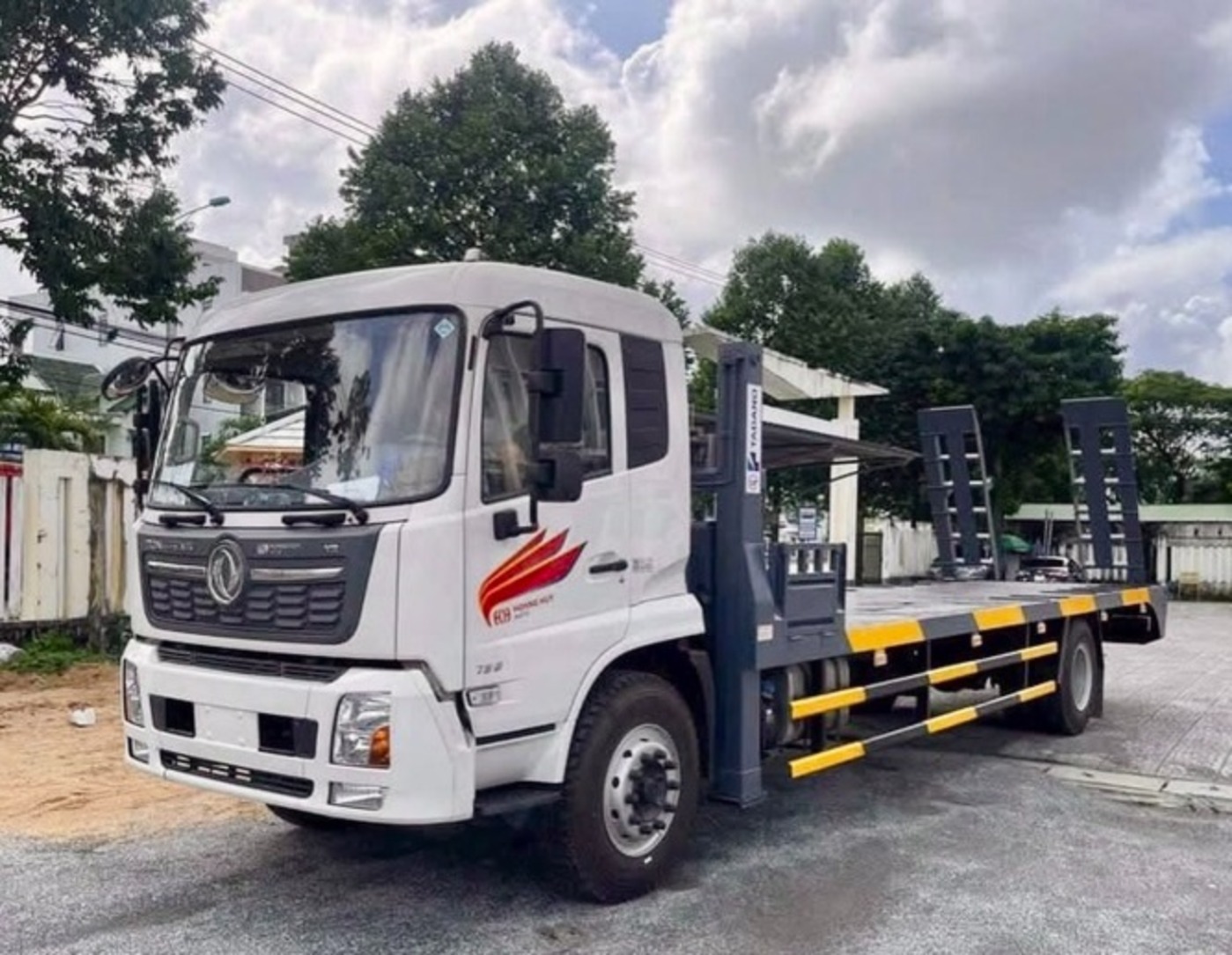 Xe-Dongfeng-B180-Hoang-Huy-nang-dau-cho-may-chuyen-dung-5