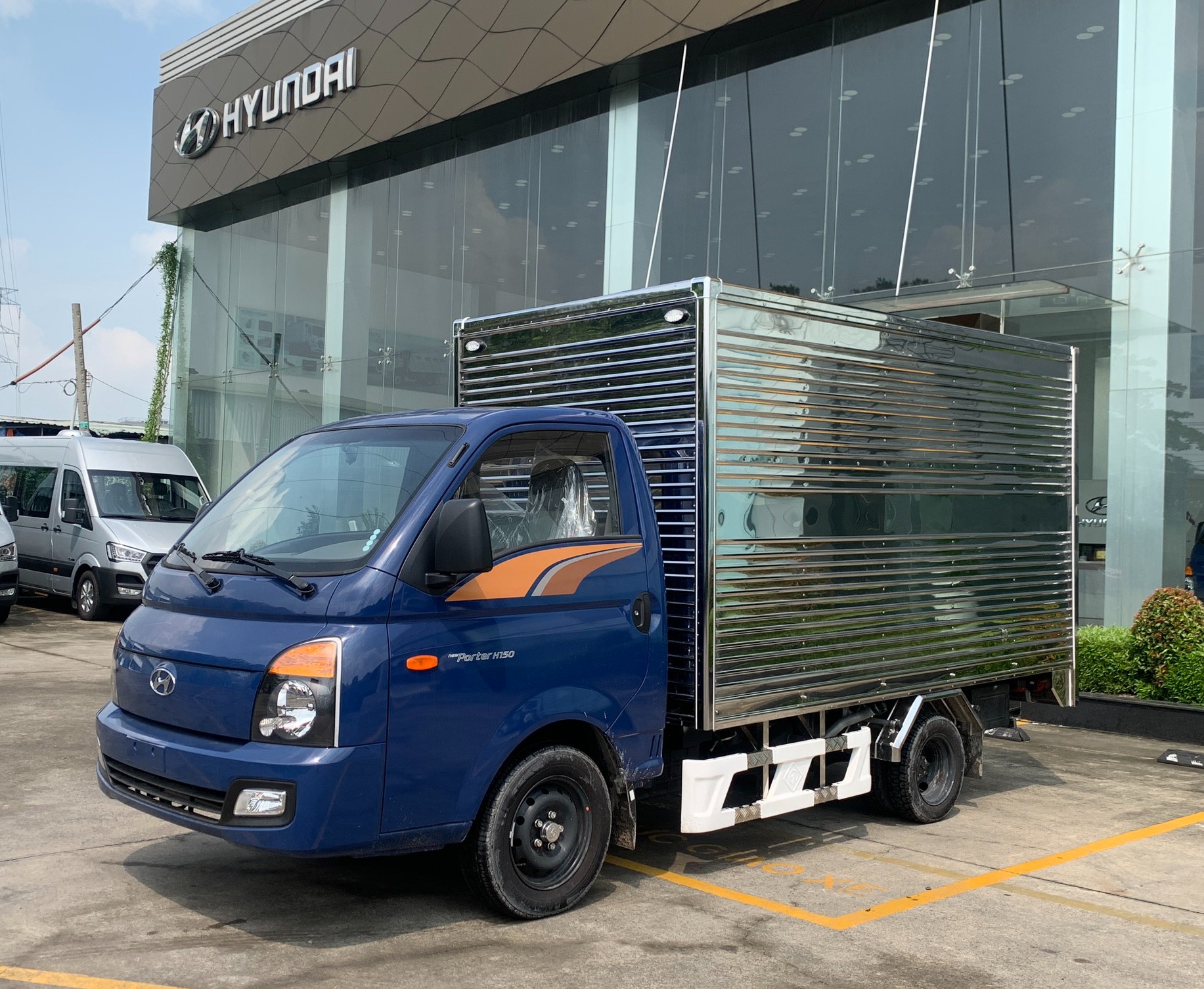 xe-tai-hyundai-h150-thung-kin-euro-5-5